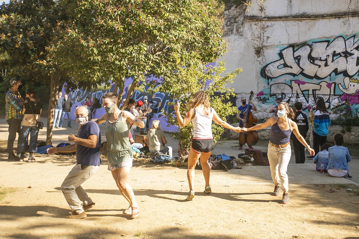 OTROS ESCENARIOS
ICULT
01-11-2020

GRUPO DE MUSICOS TOCAN EN FONT DEN FARGUES

FOTO MARTI FRADERA