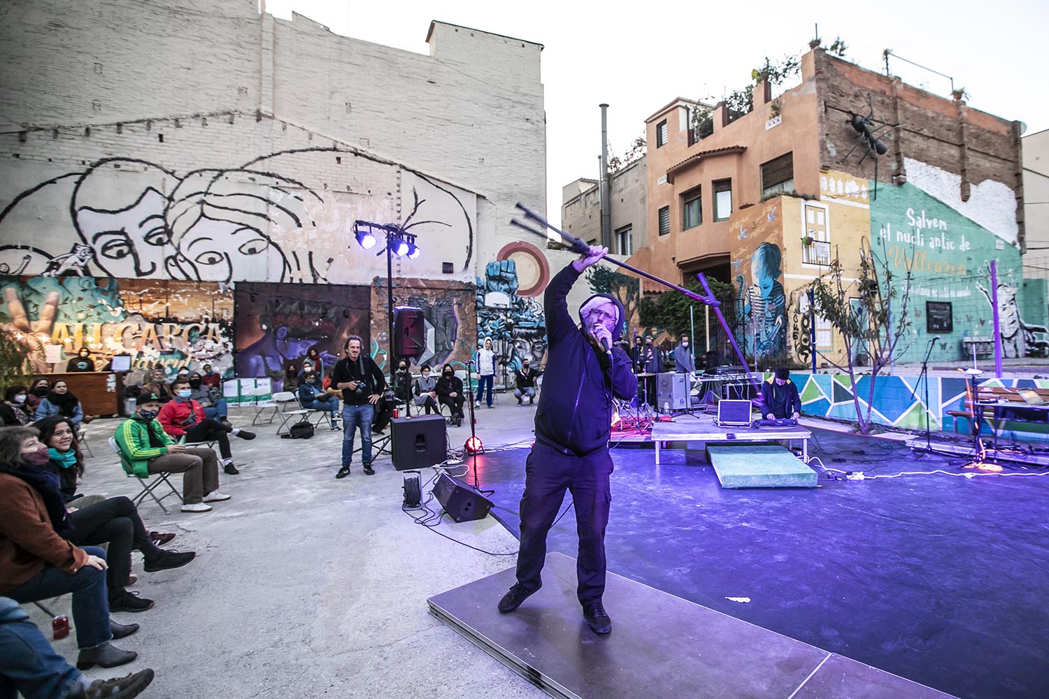 OTROS ESCENARIOS ICULT
03-10-2020
THE EXPLORING FEST : HAPPENING DE POESIA , MUSICA Y DANZA EN UN SOLAR DE VALLCARCA
CARRER FARIGOLA 14 BARCELONA
FOTO MARTI FRADERA