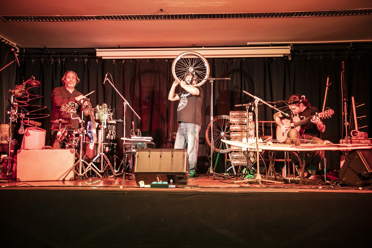 ICULTOTROS ESCENARIOS POSIBLES19-12-2020ACTUACION ORQUESTA REUSONICA TRIO EN EL CENTRE CIVIC TEIXONERA EN BARCELONACICLO BARCELONA DISTRICTE CULTURALRocco Papía: Guitarra de 7 cuerdas, "Cuerdas ReuSónicas", vozXavi Lozano: "Vientos ReuSónicos" y tradicionales, vozAntonio Sánchez Barranco: "Percusiones ReuSónicas" y tradicionales, vozFOTO MARTI FRADERA