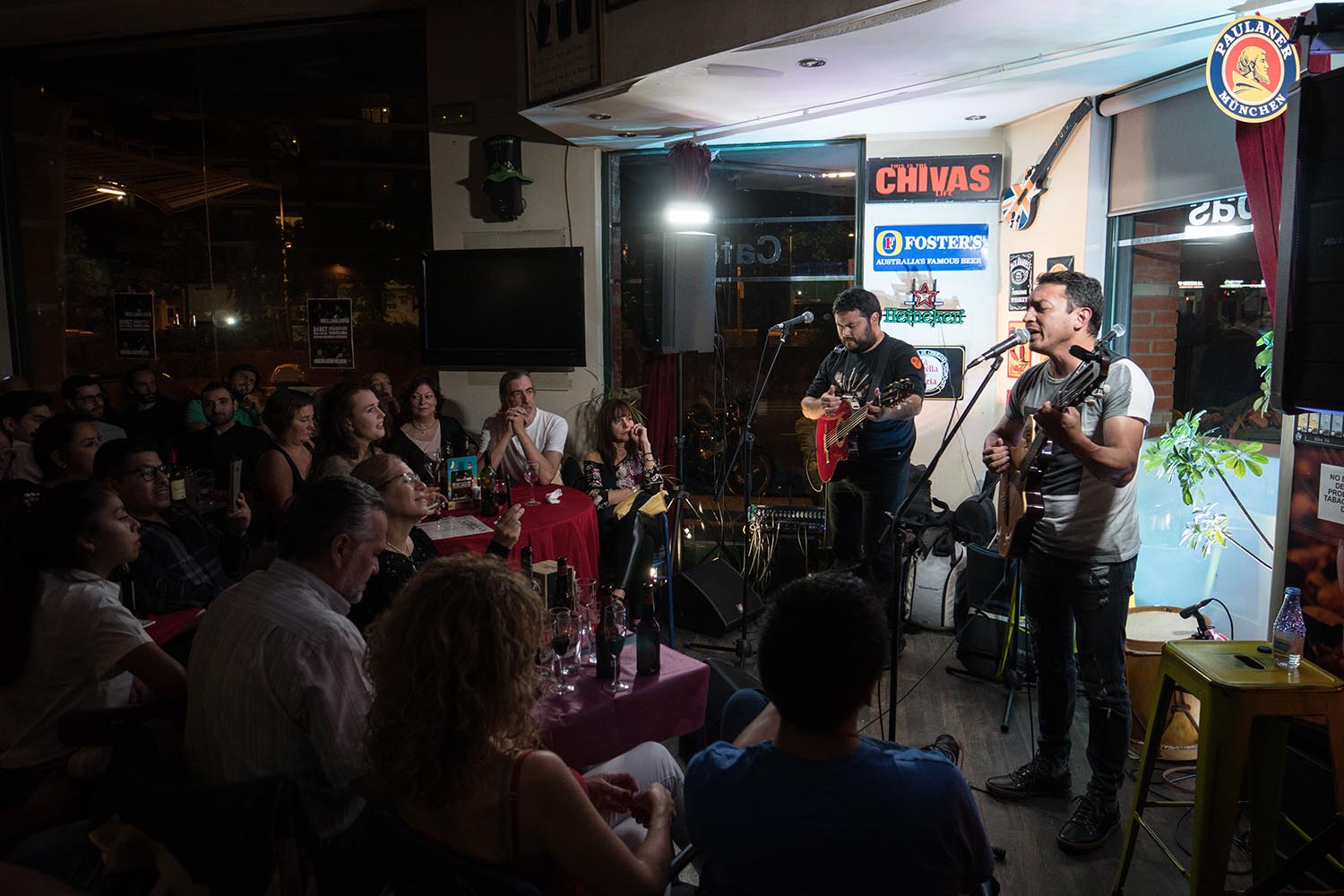 Barcelona 24/10/2019 Actuación del dúo argentino Orellana Lucca en el bar Almirall. FOTÓGRAFO SERGI CONESA
