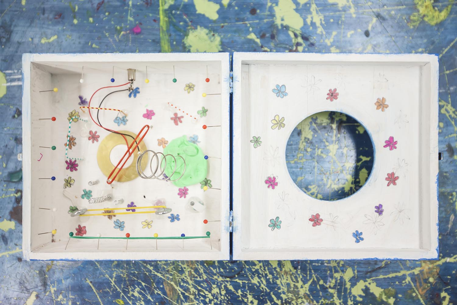 ICULT OTROS ESCENARIOS POSIBLES
13-03-2019

CLASES DE MUSICA DONDE LOS ALUMNOS APRENDEN A CREAR SINTETIZADORES ELECTRONICOS MUSICALES QUE GENERAN FRECUENCIAS SONORAS

INSTITUTO VALL D'HEBRON BARCELONA

FOTO MARTI FRADERA