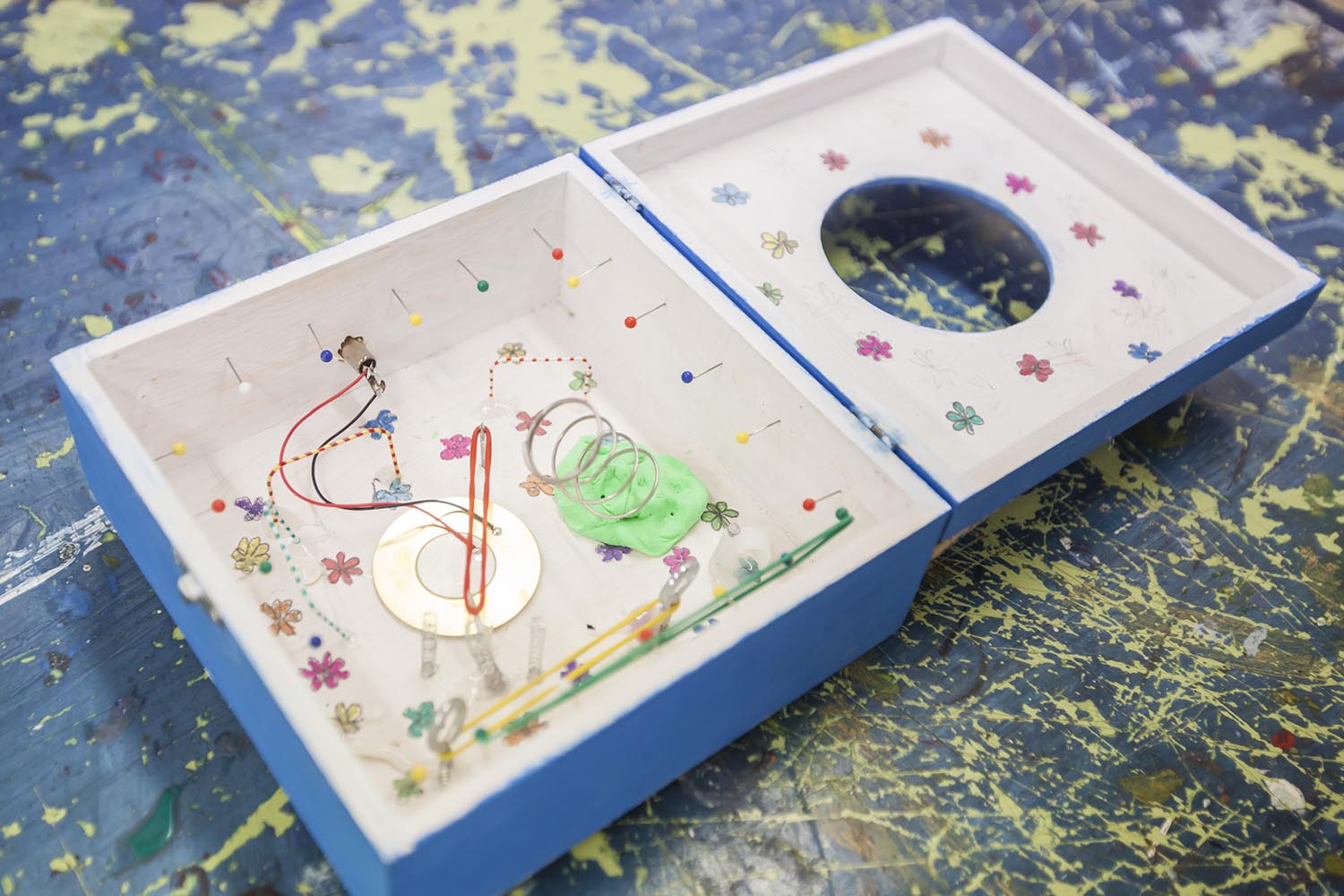 ICULT OTROS ESCENARIOS POSIBLES
13-03-2019

CLASES DE MUSICA DONDE LOS ALUMNOS APRENDEN A CREAR SINTETIZADORES ELECTRONICOS MUSICALES QUE GENERAN FRECUENCIAS SONORAS

INSTITUTO VALL D'HEBRON BARCELONA

FOTO MARTI FRADERA