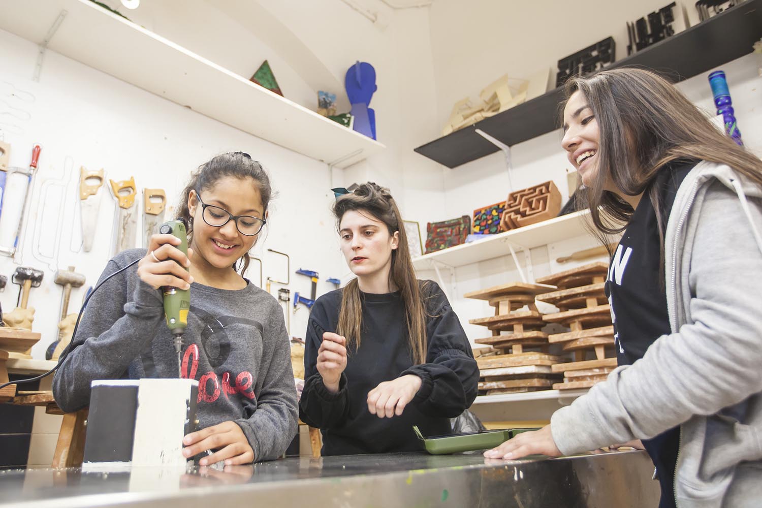 ICULT OTROS ESCENARIOS POSIBLES
13-03-2019

CLASES DE MUSICA DONDE LOS ALUMNOS APRENDEN A CREAR SINTETIZADORES ELECTRONICOS MUSICALES QUE GENERAN FRECUENCIAS SONORAS

INSTITUTO VALL D'HEBRON BARCELONA

FOTO MARTI FRADERA