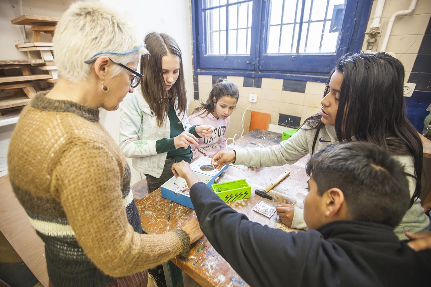 ICULT OTROS ESCENARIOS POSIBLES
13-03-2019

CLASES DE MUSICA DONDE LOS ALUMNOS APRENDEN A CREAR SINTETIZADORES ELECTRONICOS MUSICALES QUE GENERAN FRECUENCIAS SONORAS

INSTITUTO VALL D'HEBRON BARCELONA

FOTO MARTI FRADERA