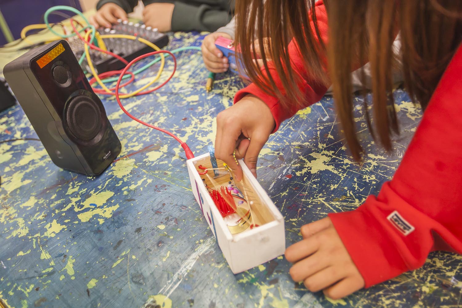 ICULT OTROS ESCENARIOS POSIBLES
13-03-2019

CLASES DE MUSICA DONDE LOS ALUMNOS APRENDEN A CREAR SINTETIZADORES ELECTRONICOS MUSICALES QUE GENERAN FRECUENCIAS SONORAS

INSTITUTO VALL D'HEBRON BARCELONA

FOTO MARTI FRADERA
