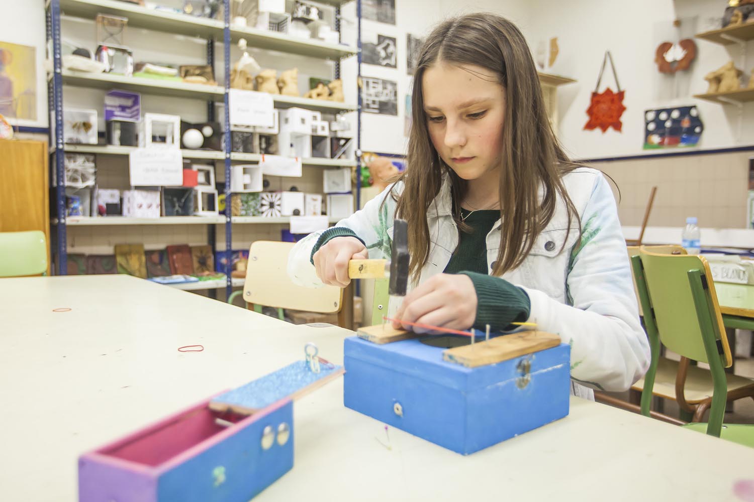 ICULT OTROS ESCENARIOS POSIBLES
13-03-2019

CLASES DE MUSICA DONDE LOS ALUMNOS APRENDEN A CREAR SINTETIZADORES ELECTRONICOS MUSICALES QUE GENERAN FRECUENCIAS SONORAS

INSTITUTO VALL D'HEBRON BARCELONA

FOTO MARTI FRADERA