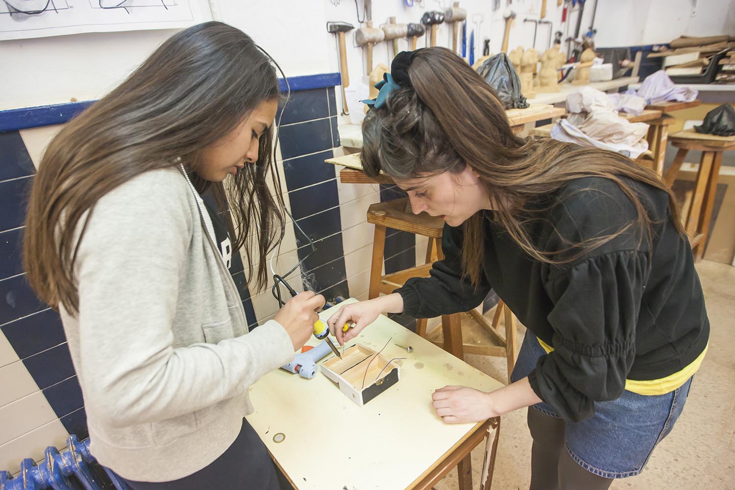 ICULT OTROS ESCENARIOS POSIBLES
13-03-2019

CLASES DE MUSICA DONDE LOS ALUMNOS APRENDEN A CREAR SINTETIZADORES ELECTRONICOS MUSICALES QUE GENERAN FRECUENCIAS SONORAS

INSTITUTO VALL D'HEBRON BARCELONA

FOTO MARTI FRADERA