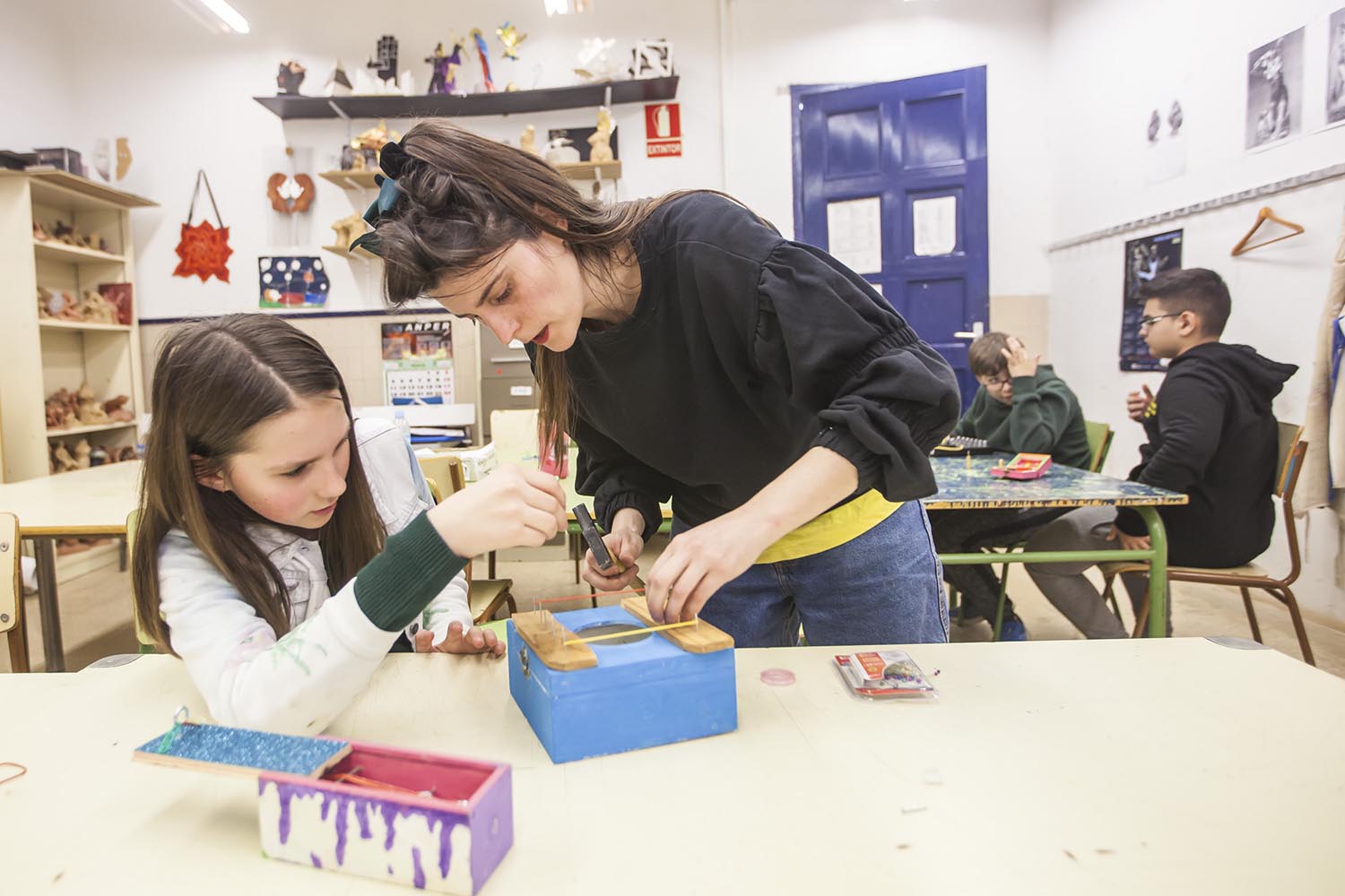 ICULT OTROS ESCENARIOS POSIBLES
13-03-2019

CLASES DE MUSICA DONDE LOS ALUMNOS APRENDEN A CREAR SINTETIZADORES ELECTRONICOS MUSICALES QUE GENERAN FRECUENCIAS SONORAS

INSTITUTO VALL D'HEBRON BARCELONA

FOTO MARTI FRADERA