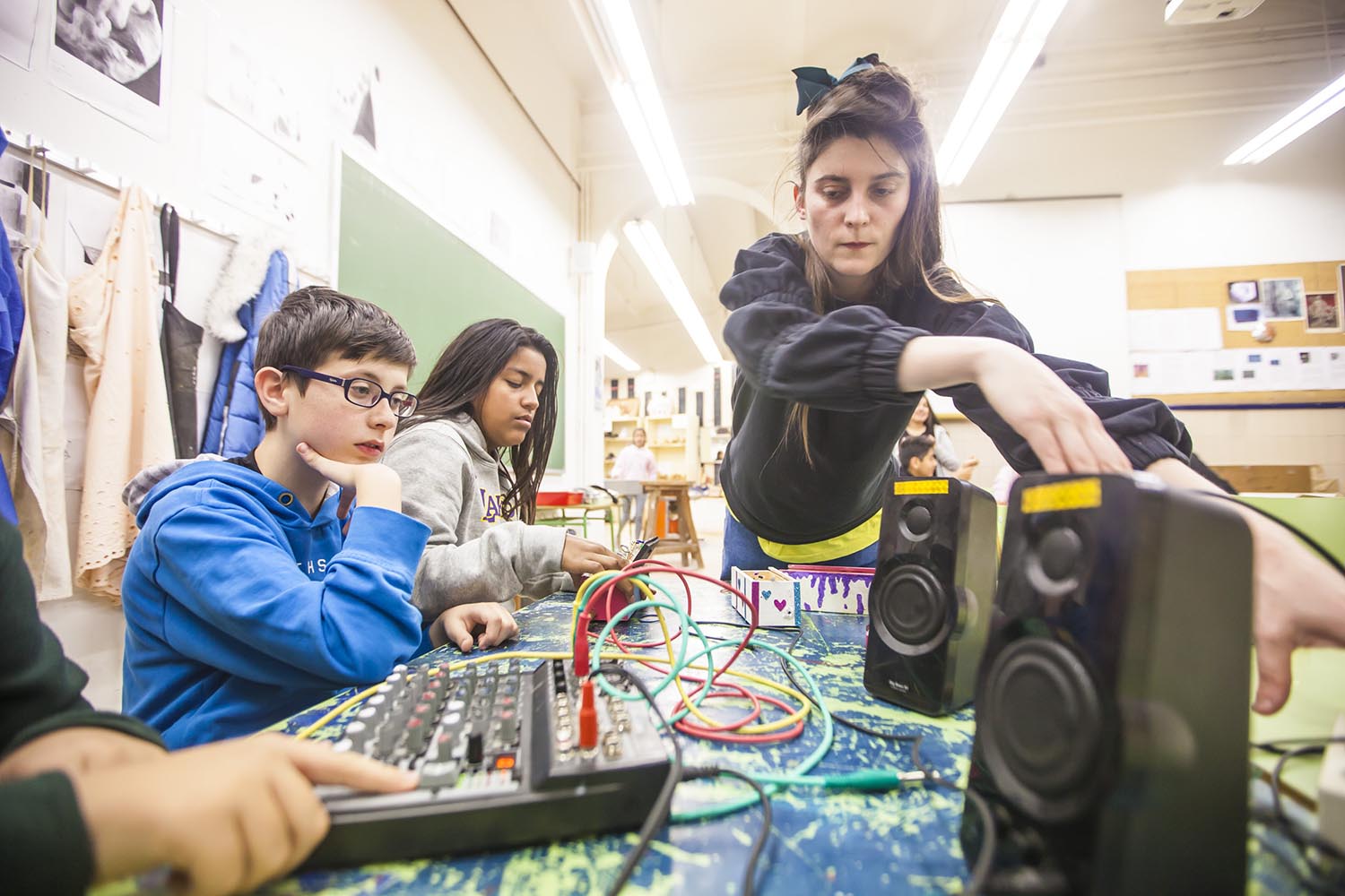 ICULT OTROS ESCENARIOS POSIBLES
13-03-2019

CLASES DE MUSICA DONDE LOS ALUMNOS APRENDEN A CREAR SINTETIZADORES ELECTRONICOS MUSICALES QUE GENERAN FRECUENCIAS SONORAS

INSTITUTO VALL D'HEBRON BARCELONA

FOTO MARTI FRADERA