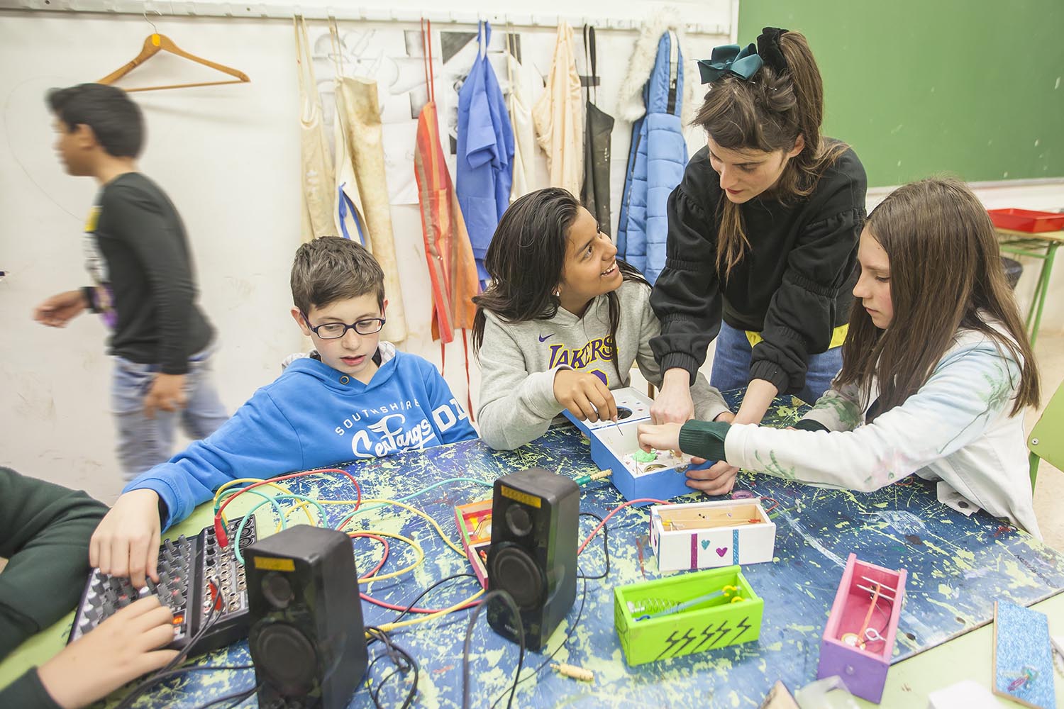 ICULT OTROS ESCENARIOS POSIBLES
13-03-2019

CLASES DE MUSICA DONDE LOS ALUMNOS APRENDEN A CREAR SINTETIZADORES ELECTRONICOS MUSICALES QUE GENERAN FRECUENCIAS SONORAS

INSTITUTO VALL D'HEBRON BARCELONA

FOTO MARTI FRADERA