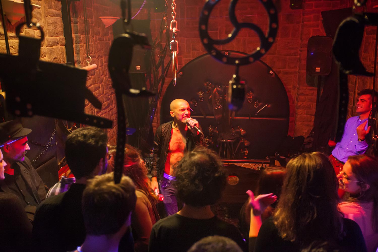 REPORTAJE ICULT
OTROS ESCENARIOS POSIBLES
CONCEIERTO GRUPO COAGUL Y OTROS ARTISTAS EN LA MAZMORRA DEL CLUB DE SADOMASOQUISMO DE SANT GERVASI - CLUB ROSAS
FOTO MARTI FRADERA