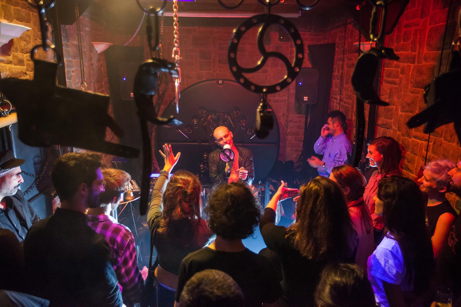 REPORTAJE ICULT
OTROS ESCENARIOS POSIBLES
CONCEIERTO GRUPO COAGUL Y OTROS ARTISTAS EN LA MAZMORRA DEL CLUB DE SADOMASOQUISMO DE SANT GERVASI - CLUB ROSAS
FOTO MARTI FRADERA