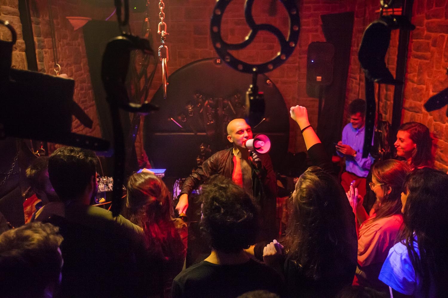 REPORTAJE ICULT
OTROS ESCENARIOS POSIBLES
CONCEIERTO GRUPO COAGUL Y OTROS ARTISTAS EN LA MAZMORRA DEL CLUB DE SADOMASOQUISMO DE SANT GERVASI - CLUB ROSAS
FOTO MARTI FRADERA