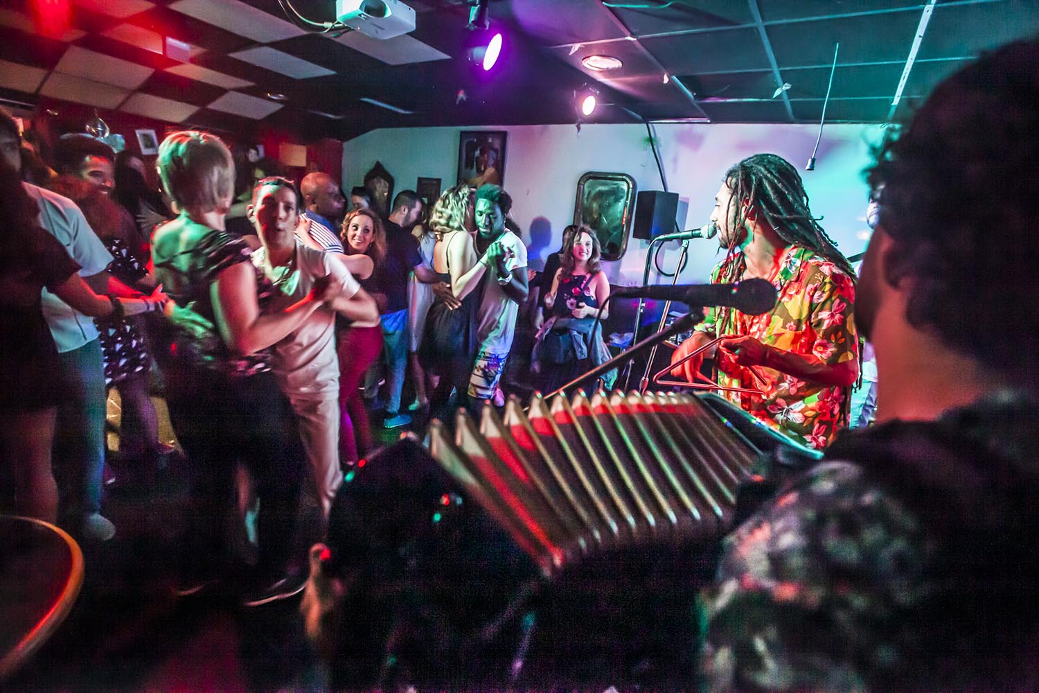 ICULT OTROS ESCENARIOS POSIBLES
16-05-2019
ACTUACION GRUPO DE FORRO BRASILEÑO CABRA XAXADO EN EL BAR LA MACETA EN GRACIA BARCELONA
FOTO MARTI FRADERA