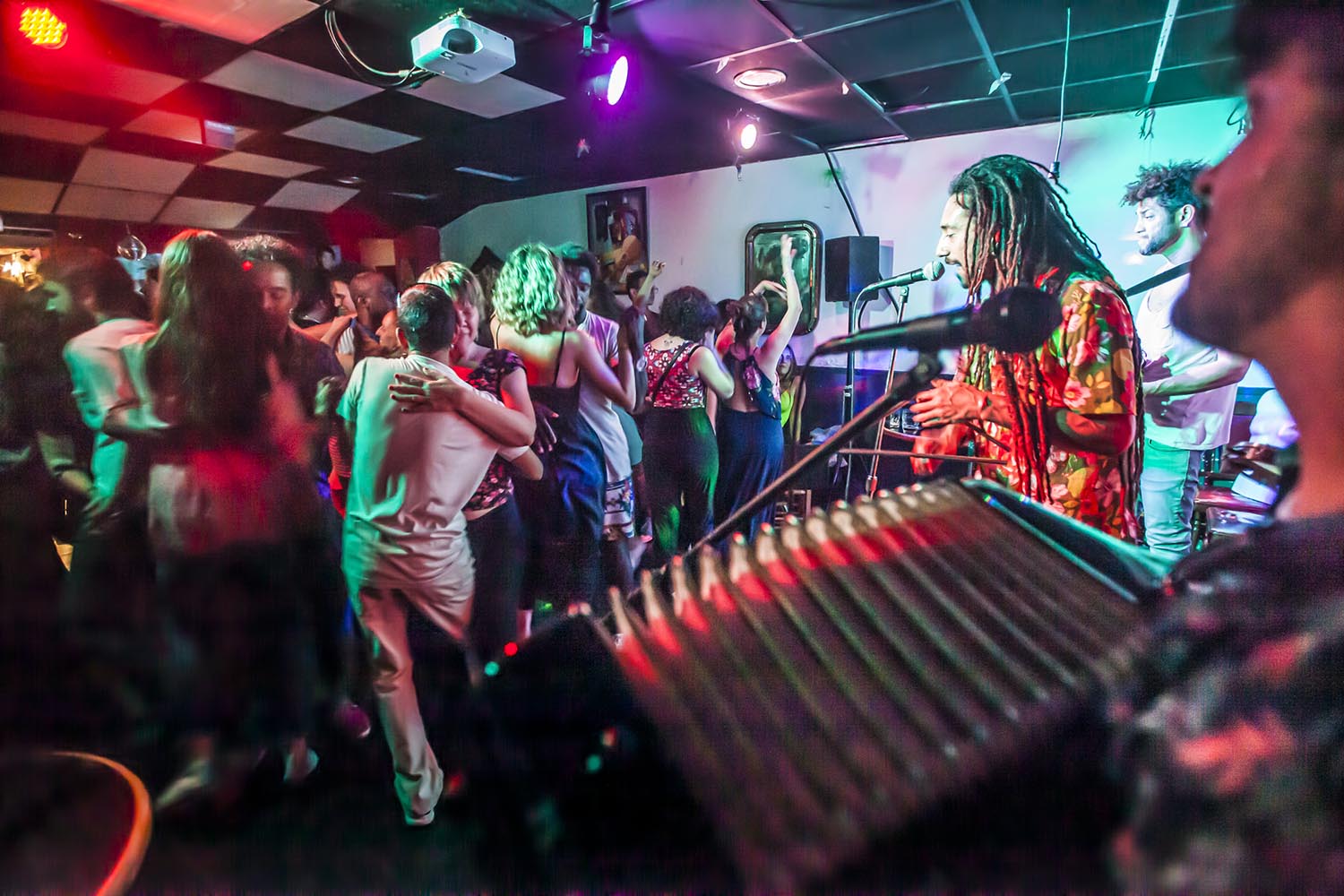 ICULT OTROS ESCENARIOS POSIBLES
16-05-2019
ACTUACION GRUPO DE FORRO BRASILEÑO CABRA XAXADO EN EL BAR LA MACETA EN GRACIA BARCELONA
FOTO MARTI FRADERA