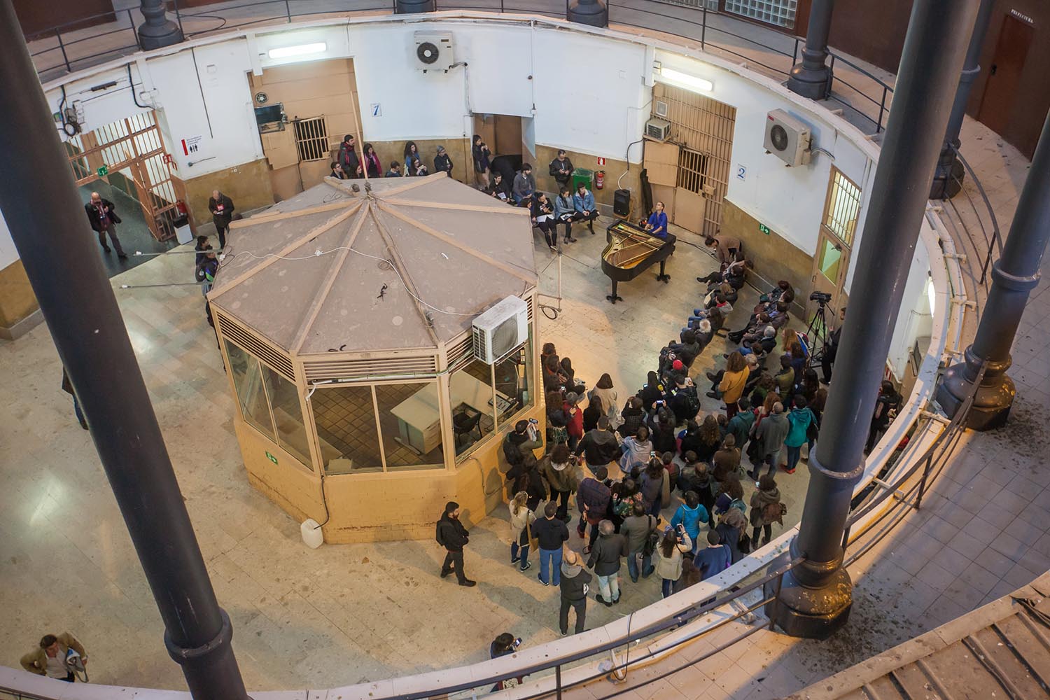 POLITICA
OTROS ESCENARIOS POSIBLES

VEUS EMMORDASSADES - VOCES AMORDAZADAS
PRISION MODEL MODELO DE BARCELONA
LA LIBERTAD DE EXPRESION EN LA PRISION
NO CALLAREM

CONCIERTO  DE PIANO SOLO
CLARA PEYA
COLABORACION VALTONYC

FOTO MARTI FRADERA