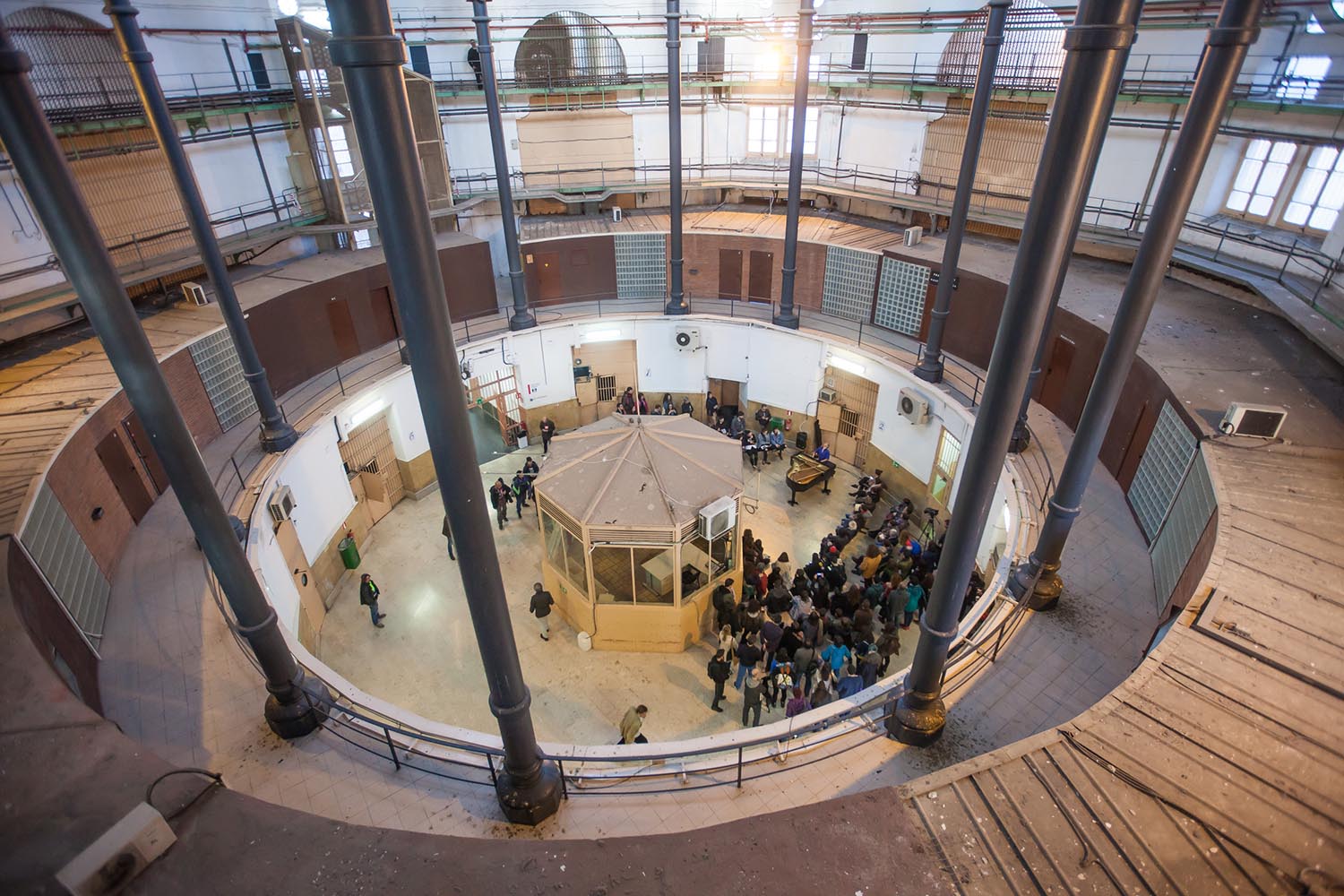 POLITICA
OTROS ESCENARIOS POSIBLES

VEUS EMMORDASSADES - VOCES AMORDAZADAS
PRISION MODEL MODELO DE BARCELONA
LA LIBERTAD DE EXPRESION EN LA PRISION
NO CALLAREM

CONCIERTO  DE PIANO SOLO
CLARA PEYA
COLABORACION VALTONYC

FOTO MARTI FRADERA