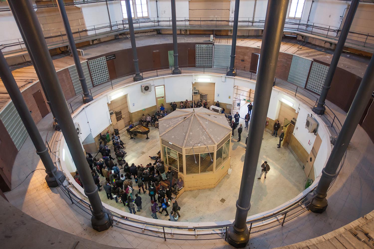 POLITICA
OTROS ESCENARIOS POSIBLES

VEUS EMMORDASSADES - VOCES AMORDAZADAS
PRISION MODEL MODELO DE BARCELONA
LA LIBERTAD DE EXPRESION EN LA PRISION
NO CALLAREM

CONCIERTO  DE PIANO SOLO
CLARA PEYA
COLABORACION VALTONYC

FOTO MARTI FRADERA