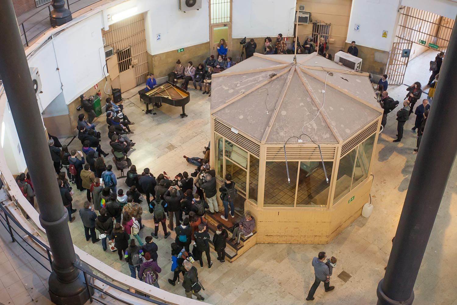 POLITICA
OTROS ESCENARIOS POSIBLES

VEUS EMMORDASSADES - VOCES AMORDAZADAS
PRISION MODEL MODELO DE BARCELONA
LA LIBERTAD DE EXPRESION EN LA PRISION
NO CALLAREM

CONCIERTO  DE PIANO SOLO
CLARA PEYA
COLABORACION VALTONYC

FOTO MARTI FRADERA