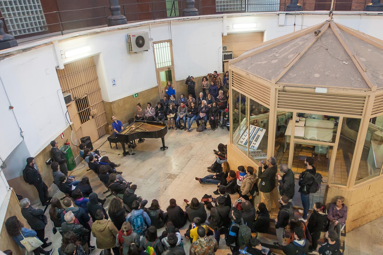 POLITICA
OTROS ESCENARIOS POSIBLES

VEUS EMMORDASSADES - VOCES AMORDAZADAS
PRISION MODEL MODELO DE BARCELONA
LA LIBERTAD DE EXPRESION EN LA PRISION
NO CALLAREM

CONCIERTO  DE PIANO SOLO
CLARA PEYA
COLABORACION VALTONYC

FOTO MARTI FRADERA
