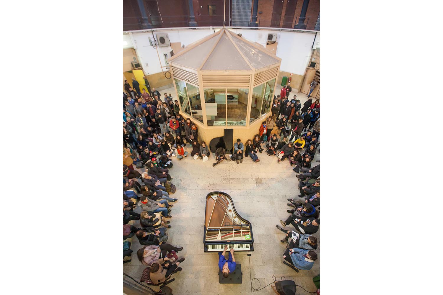 POLITICA
OTROS ESCENARIOS POSIBLES

VEUS EMMORDASSADES - VOCES AMORDAZADAS
PRISION MODEL MODELO DE BARCELONA
LA LIBERTAD DE EXPRESION EN LA PRISION
NO CALLAREM

CONCIERTO  DE PIANO SOLO
CLARA PEYA
COLABORACION VALTONYC

FOTO MARTI FRADERA