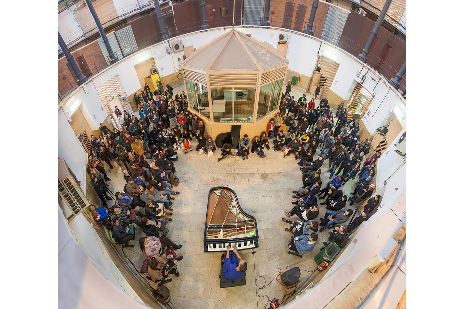 POLITICA
OTROS ESCENARIOS POSIBLES

-- FOTOMONTAJE = PANORAMICA --

VEUS EMMORDASSADES - VOCES AMORDAZADAS
PRISION MODEL MODELO DE BARCELONA
LA LIBERTAD DE EXPRESION EN LA PRISION
NO CALLAREM

CONCIERTO  DE PIANO SOLO
CLARA PEYA
COLABORACION VALTONYC

FOTO MARTI FRADERA