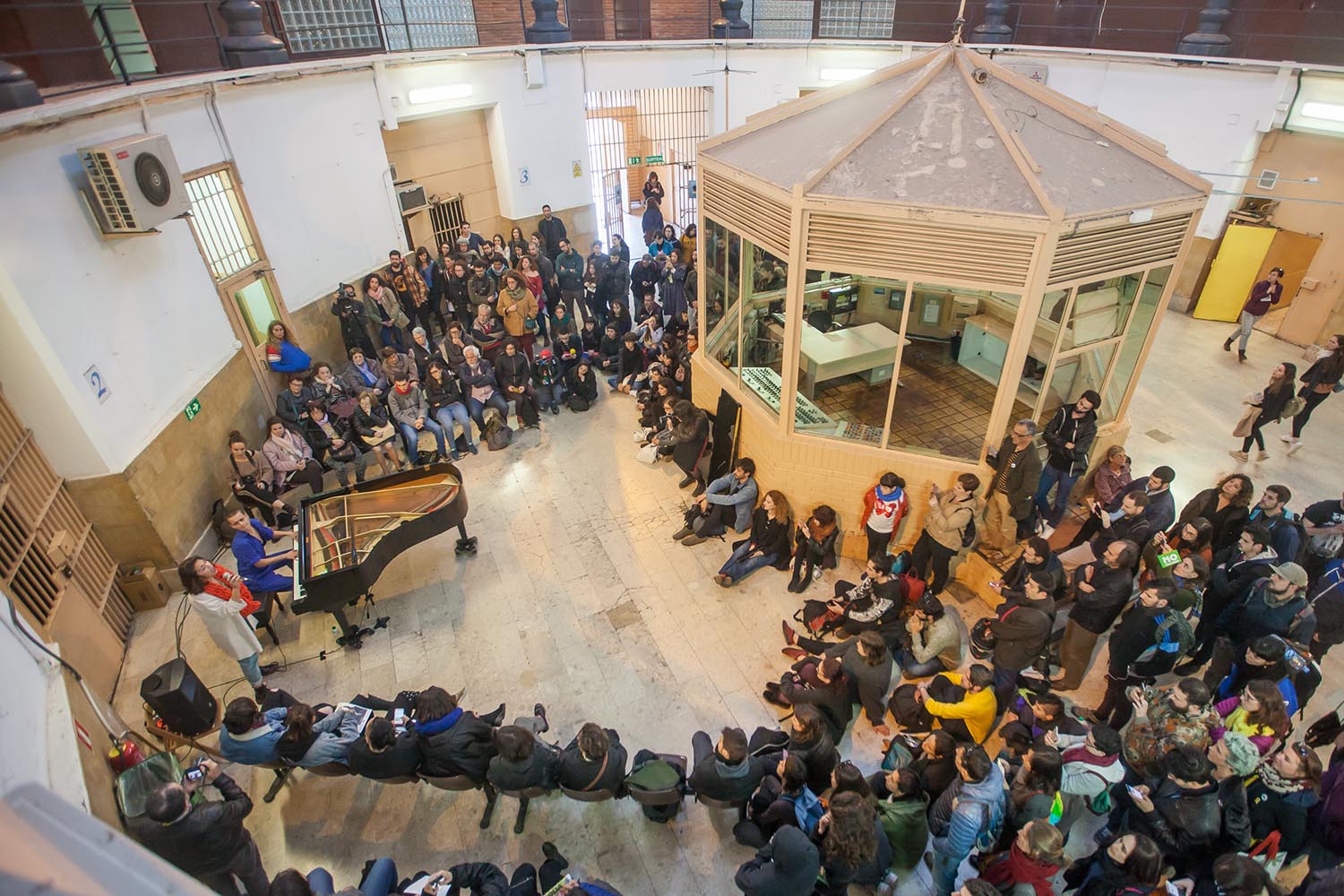 POLITICA
OTROS ESCENARIOS POSIBLES

VEUS EMMORDASSADES - VOCES AMORDAZADAS
PRISION MODEL MODELO DE BARCELONA
LA LIBERTAD DE EXPRESION EN LA PRISION
NO CALLAREM

CONCIERTO  DE PIANO SOLO
CLARA PEYA
COLABORACION VALTONYC

FOTO MARTI FRADERA