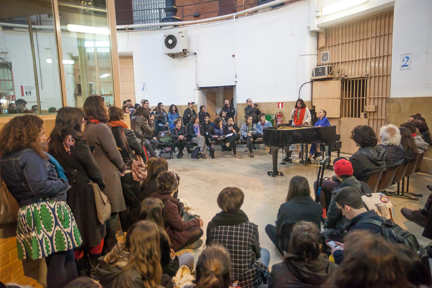 POLITICA
OTROS ESCENARIOS POSIBLES

VEUS EMMORDASSADES - VOCES AMORDAZADAS
PRISION MODEL MODELO DE BARCELONA
LA LIBERTAD DE EXPRESION EN LA PRISION
NO CALLAREM

CONCIERTO  DE PIANO SOLO
CLARA PEYA
COLABORACION VALTONYC

FOTO MARTI FRADERA