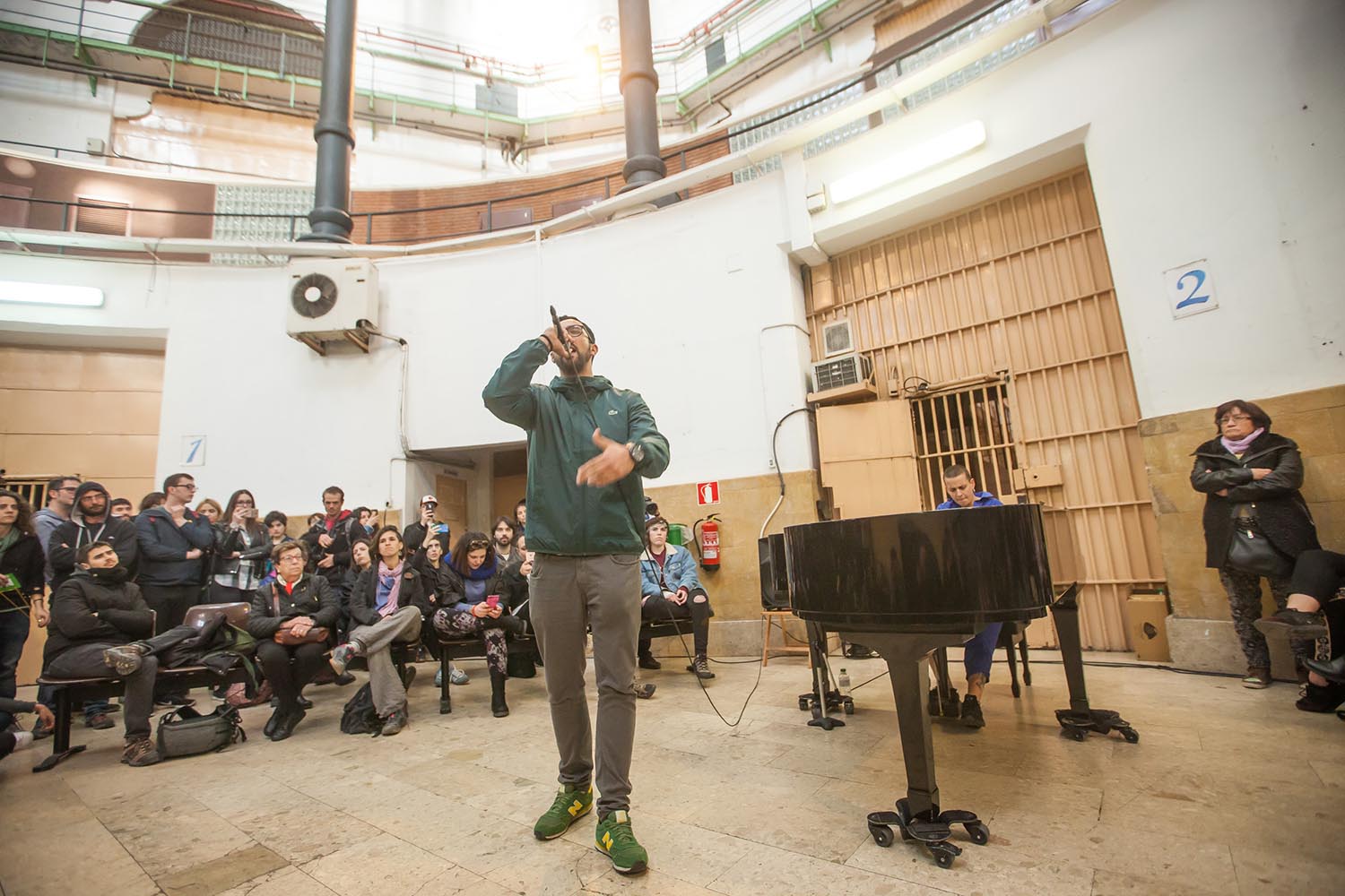 POLITICA
OTROS ESCENARIOS POSIBLES

VEUS EMMORDASSADES - VOCES AMORDAZADAS
PRISION MODEL MODELO DE BARCELONA
LA LIBERTAD DE EXPRESION EN LA PRISION
NO CALLAREM

CONCIERTO  DE PIANO SOLO
CLARA PEYA
COLABORACION VALTONYC

FOTO MARTI FRADERA