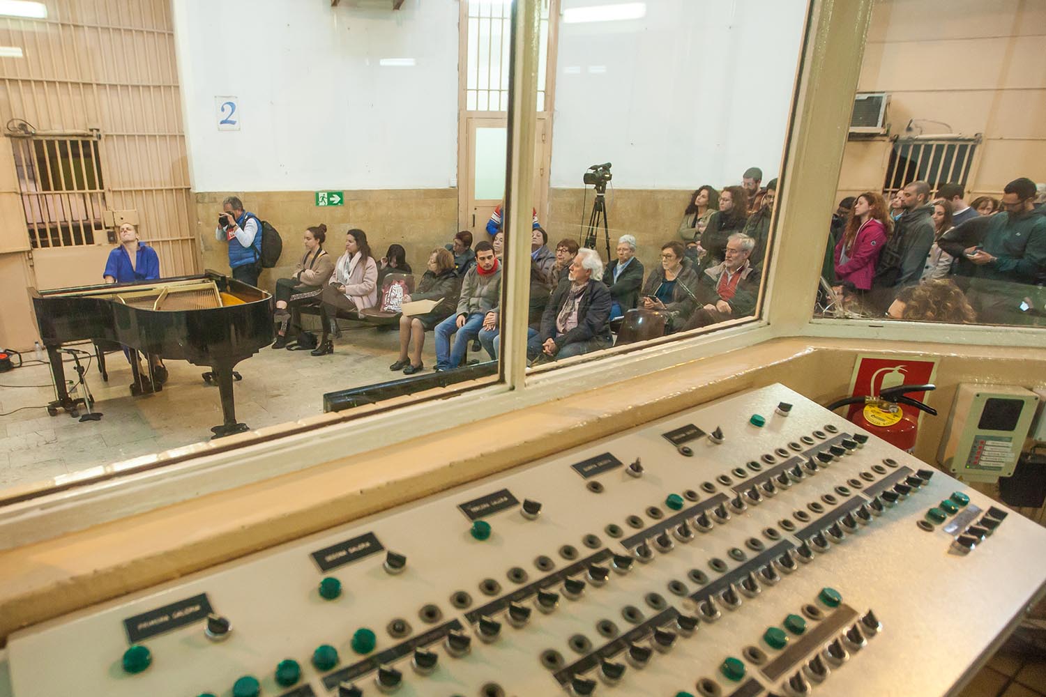 POLITICA
OTROS ESCENARIOS POSIBLES

VEUS EMMORDASSADES - VOCES AMORDAZADAS
PRISION MODEL MODELO DE BARCELONA
LA LIBERTAD DE EXPRESION EN LA PRISION
NO CALLAREM

CONCIERTO  DE PIANO SOLO
CLARA PEYA
COLABORACION VALTONYC

FOTO MARTI FRADERA