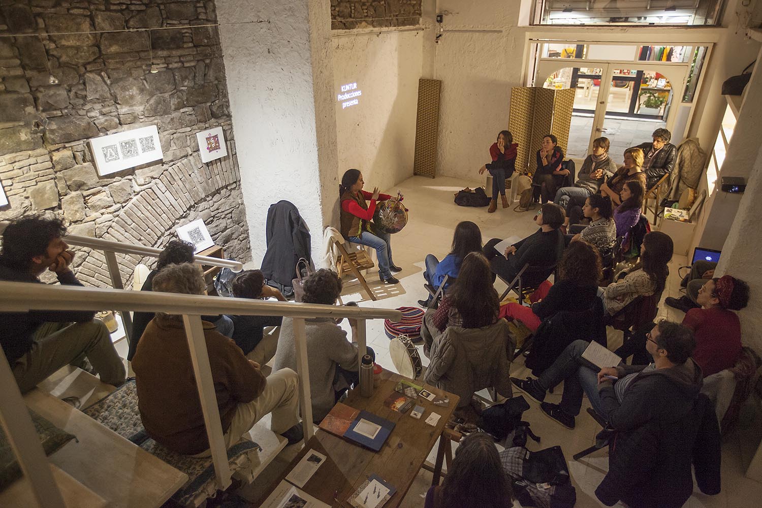 ICULT
REPORTAJE SECCION NANDO CRUZ
OTROS ESCENARIOS POSIBLES
LA CANTANTE ARGENTINA MARIANA CARRIZO HACE UN TALLER DE COPLA ANDINA EN EL ESPAI KU
FOTO MARTI FRADERA