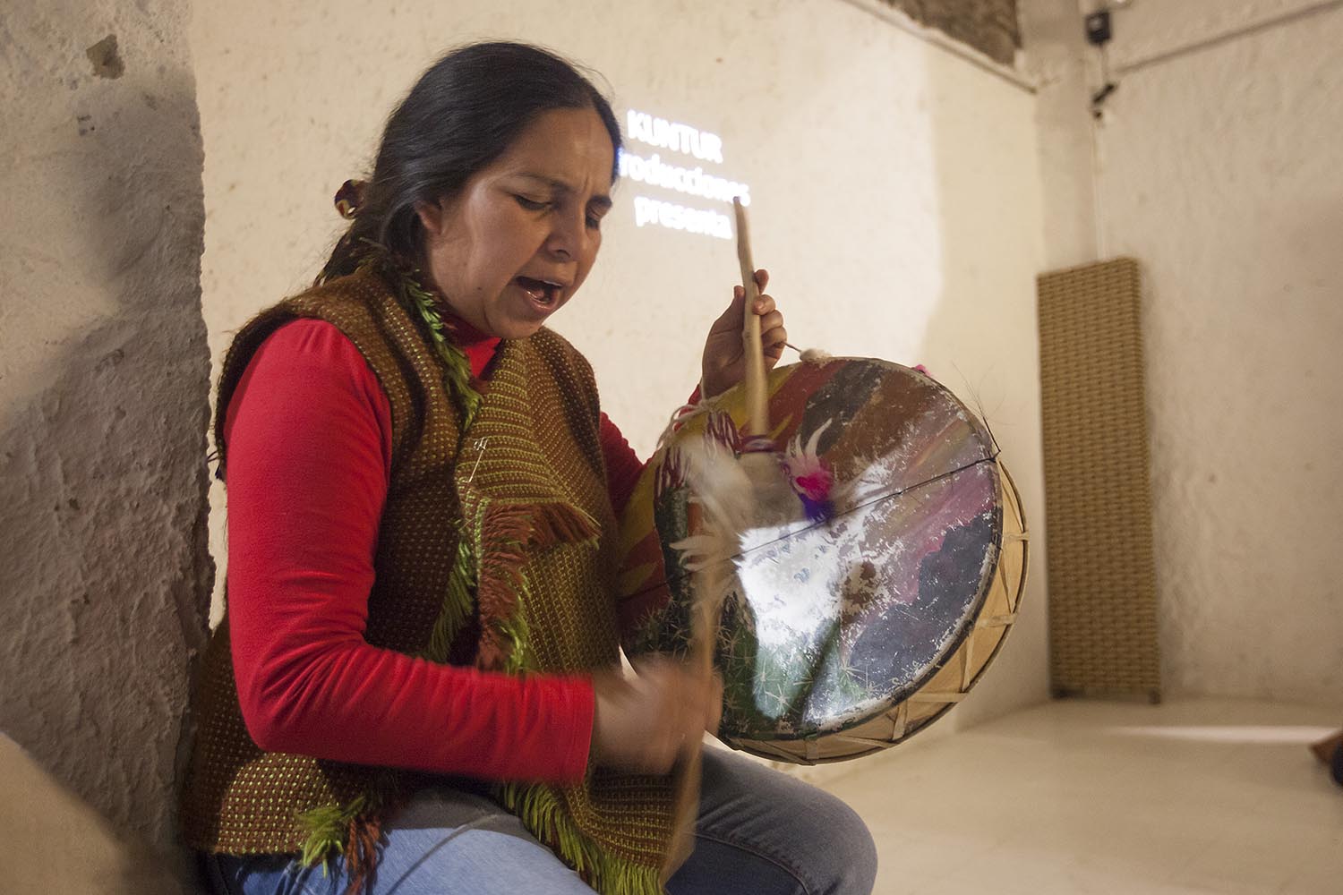 ICULT
REPORTAJE SECCION NANDO CRUZ
OTROS ESCENARIOS POSIBLES
LA CANTANTE ARGENTINA MARIANA CARRIZO HACE UN TALLER DE COPLA ANDINA EN EL ESPAI KU
FOTO MARTI FRADERA