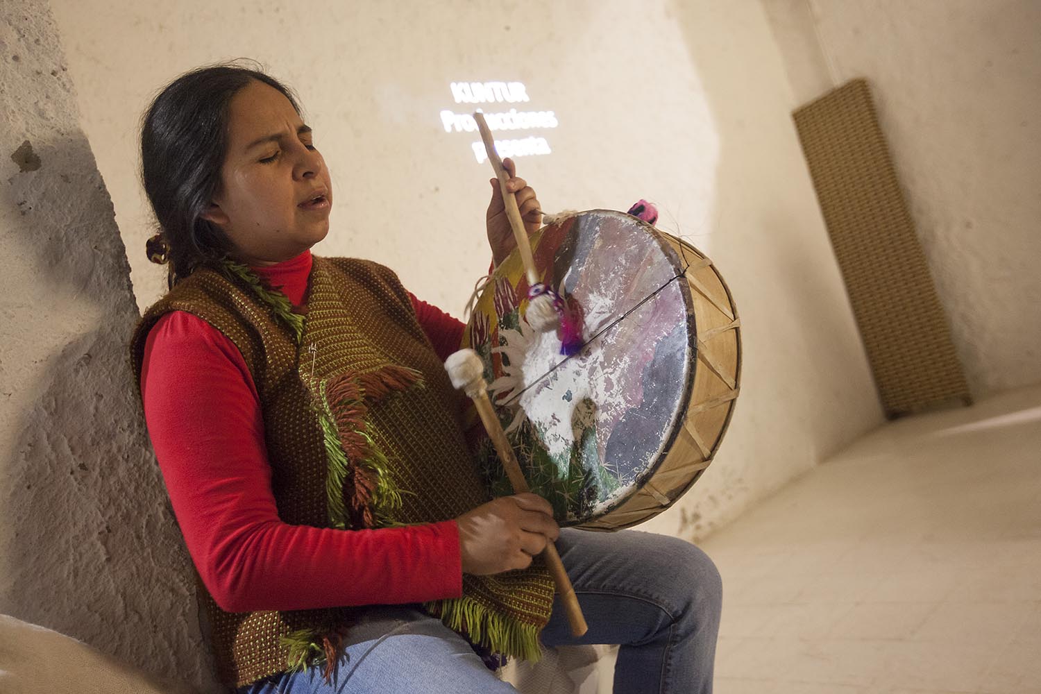 ICULT
REPORTAJE SECCION NANDO CRUZ
OTROS ESCENARIOS POSIBLES
LA CANTANTE ARGENTINA MARIANA CARRIZO HACE UN TALLER DE COPLA ANDINA EN EL ESPAI KU
FOTO MARTI FRADERA