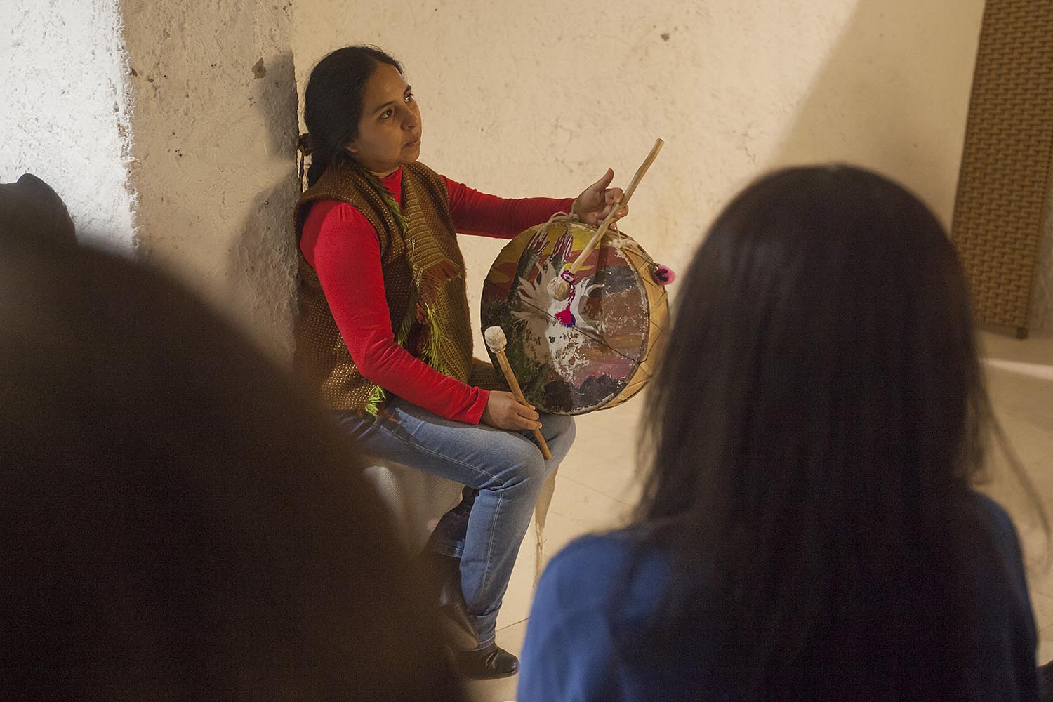 ICULT
REPORTAJE SECCION NANDO CRUZ
OTROS ESCENARIOS POSIBLES
LA CANTANTE ARGENTINA MARIANA CARRIZO HACE UN TALLER DE COPLA ANDINA EN EL ESPAI KU
FOTO MARTI FRADERA