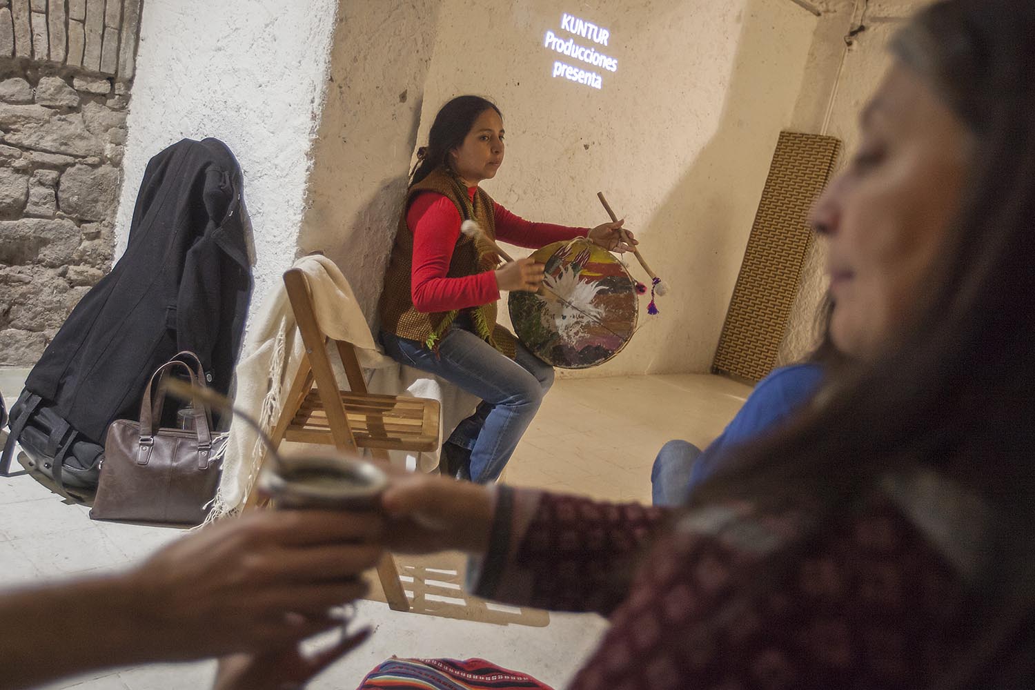 ICULT
REPORTAJE SECCION NANDO CRUZ
OTROS ESCENARIOS POSIBLES
LA CANTANTE ARGENTINA MARIANA CARRIZO HACE UN TALLER DE COPLA ANDINA EN EL ESPAI KU
FOTO MARTI FRADERA