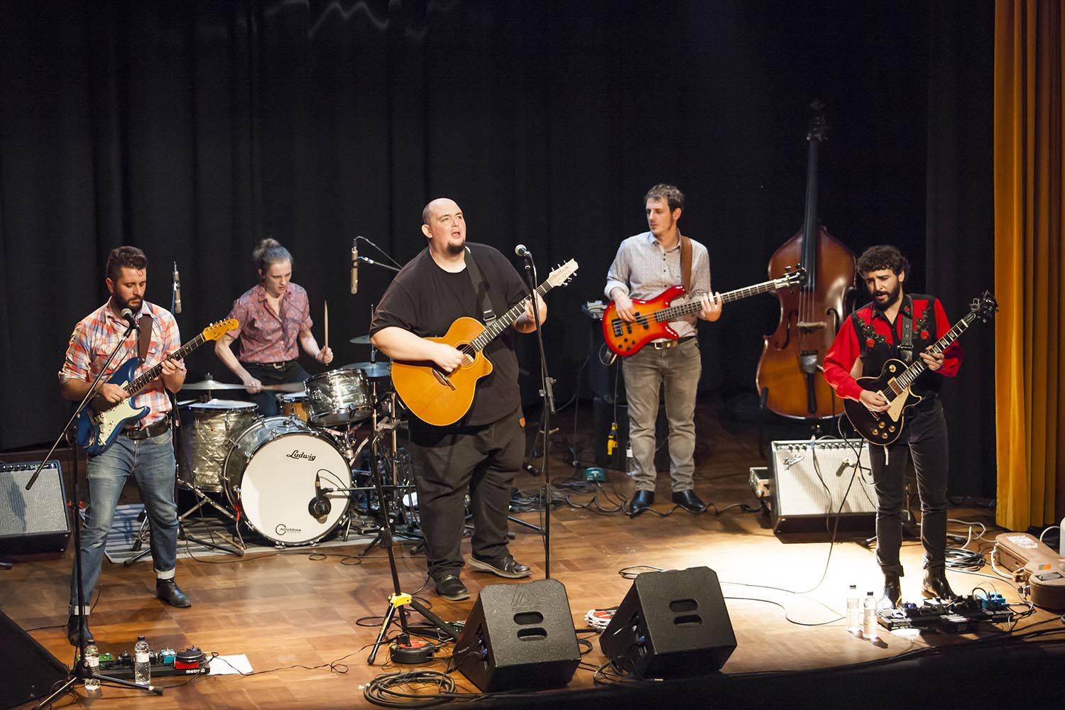 OTROS ESCENARIOS POSIBLES
EL CONJUNTO A CONTRA BLUES - ACONTRA BLUES - ACTUA EN EL FESTIVAL BARCELONA DISTRICTE CULTURAL - CIRCUITO CULTURAL EN LOS BARRIOS - EN EL CASAL DE LA FONT DEN FARGUES - HORTA - EN BARCELONA
FOTO MARTI FRADERA