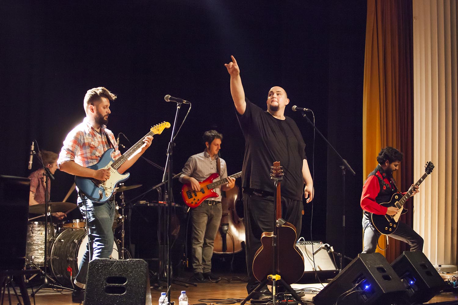 OTROS ESCENARIOS POSIBLES
EL CONJUNTO A CONTRA BLUES - ACONTRA BLUES - ACTUA EN EL FESTIVAL BARCELONA DISTRICTE CULTURAL - CIRCUITO CULTURAL EN LOS BARRIOS - EN EL CASAL DE LA FONT DEN FARGUES - HORTA - EN BARCELONA
FOTO MARTI FRADERA