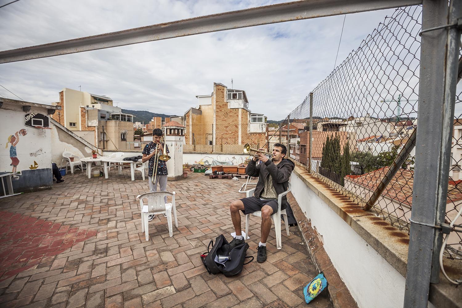 OTROS ESCENARIOS POSIBLES
28/03/2020
VECINOS EN HORTA TOCAN A LAS 13H CON UNA TROMPETA Y UN TROMBON DOS HERMANOS Y EL VECINO DE ARRIBA TOCA EL CONTRABAJO
FOTO MARTI FRADERA