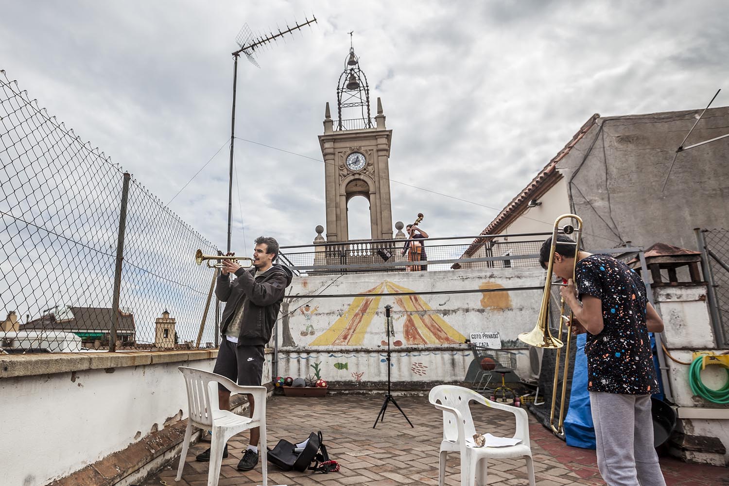 OTROS ESCENARIOS POSIBLES
28/03/2020
VECINOS EN HORTA TOCAN A LAS 13H CON UNA TROMPETA Y UN TROMBON DOS HERMANOS Y EL VECINO DE ARRIBA TOCA EL CONTRABAJO
FOTO MARTI FRADERA