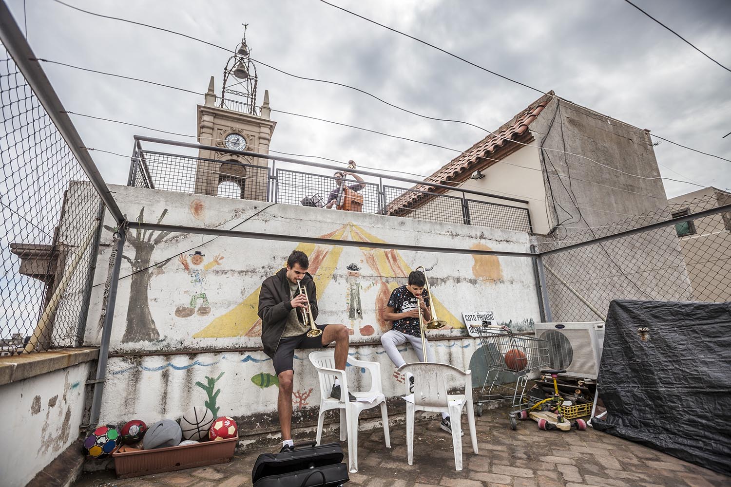 OTROS ESCENARIOS POSIBLES
28/03/2020
VECINOS EN HORTA TOCAN A LAS 13H CON UNA TROMPETA Y UN TROMBON DOS HERMANOS Y EL VECINO DE ARRIBA TOCA EL CONTRABAJO
FOTO MARTI FRADERA