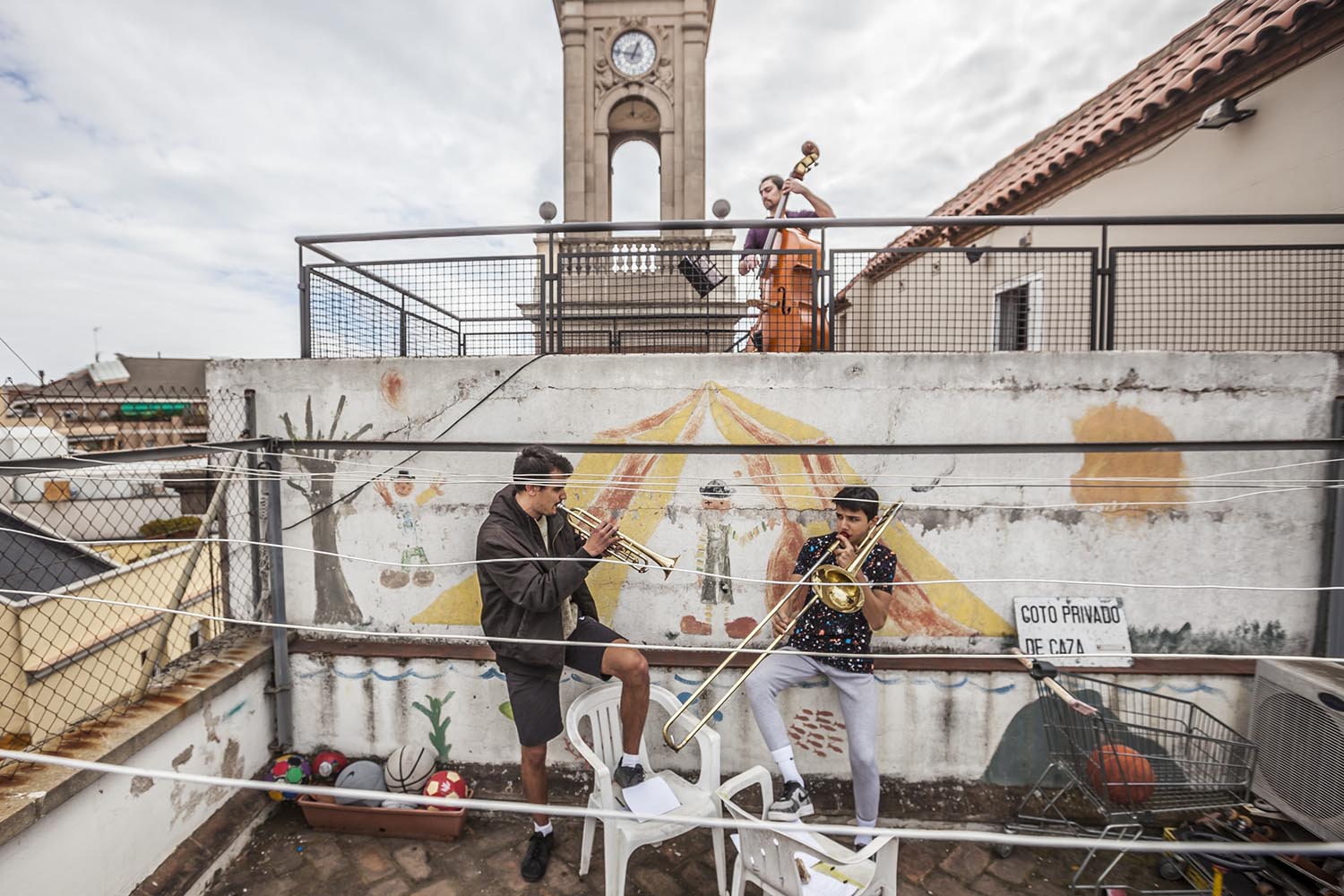 OTROS ESCENARIOS POSIBLES
28/03/2020
VECINOS EN HORTA TOCAN A LAS 13H CON UNA TROMPETA Y UN TROMBON DOS HERMANOS Y EL VECINO DE ARRIBA TOCA EL CONTRABAJO
FOTO MARTI FRADERA