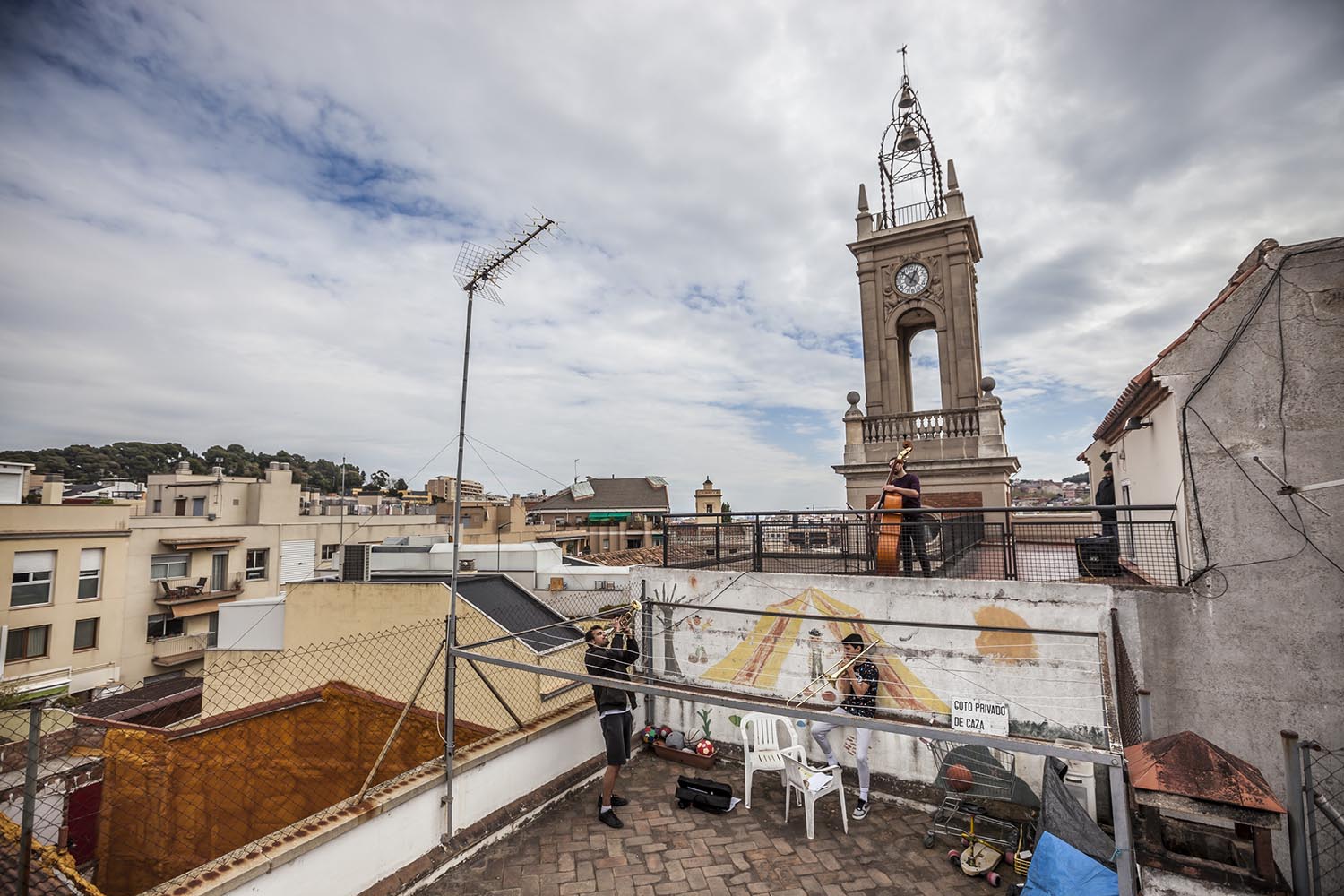 OTROS ESCENARIOS POSIBLES
28/03/2020
VECINOS EN HORTA TOCAN A LAS 13H CON UNA TROMPETA Y UN TROMBON DOS HERMANOS Y EL VECINO DE ARRIBA TOCA EL CONTRABAJO
FOTO MARTI FRADERA