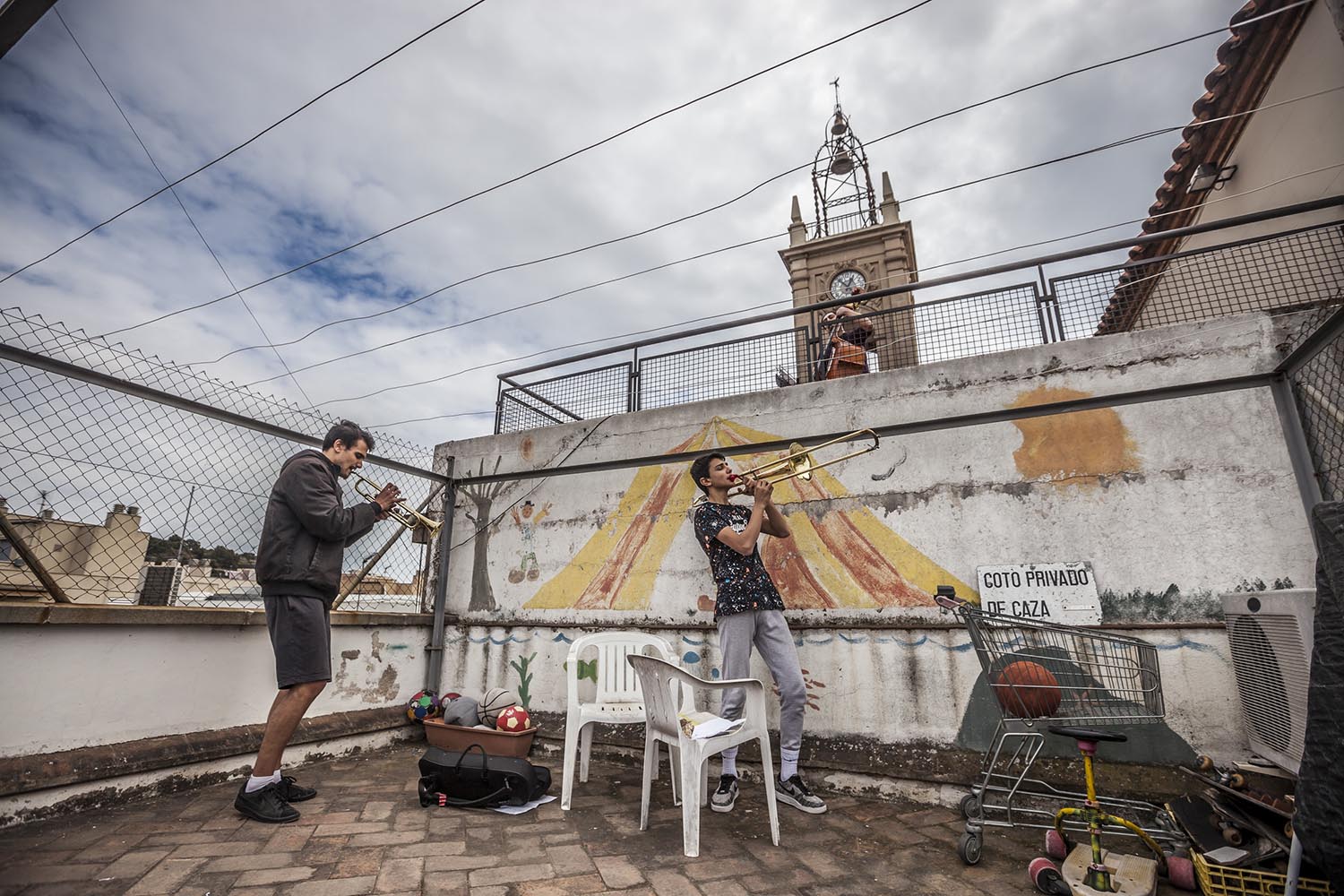 OTROS ESCENARIOS POSIBLES
28/03/2020
VECINOS EN HORTA TOCAN A LAS 13H CON UNA TROMPETA Y UN TROMBON DOS HERMANOS Y EL VECINO DE ARRIBA TOCA EL CONTRABAJO
FOTO MARTI FRADERA