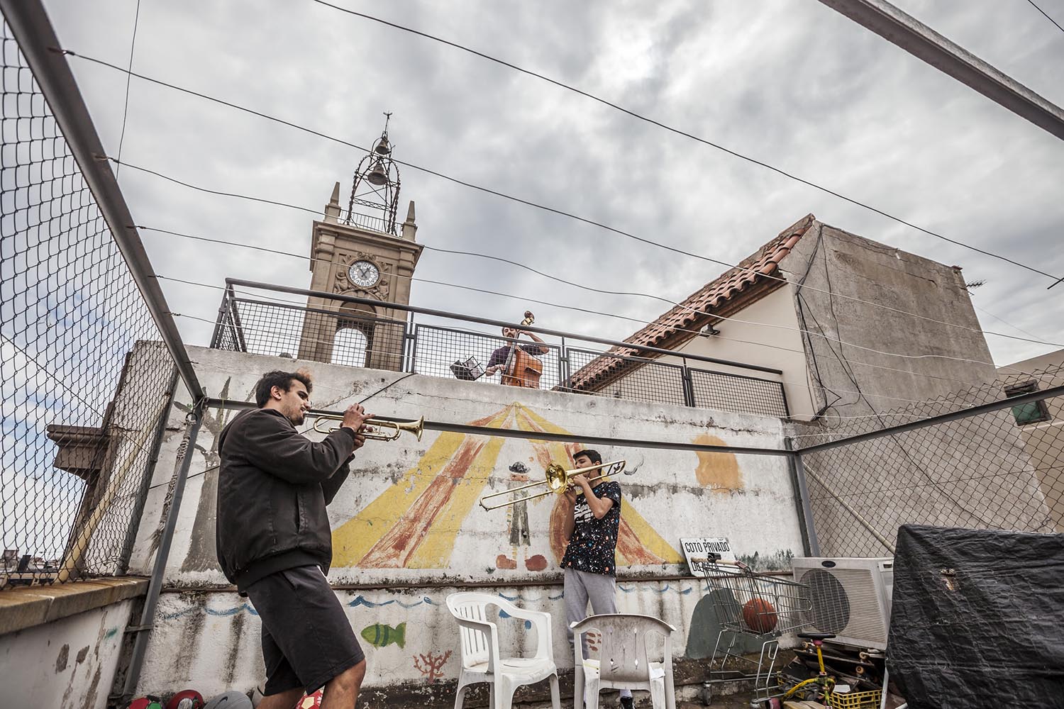OTROS ESCENARIOS POSIBLES
28/03/2020
VECINOS EN HORTA TOCAN A LAS 13H CON UNA TROMPETA Y UN TROMBON DOS HERMANOS Y EL VECINO DE ARRIBA TOCA EL CONTRABAJO
FOTO MARTI FRADERA