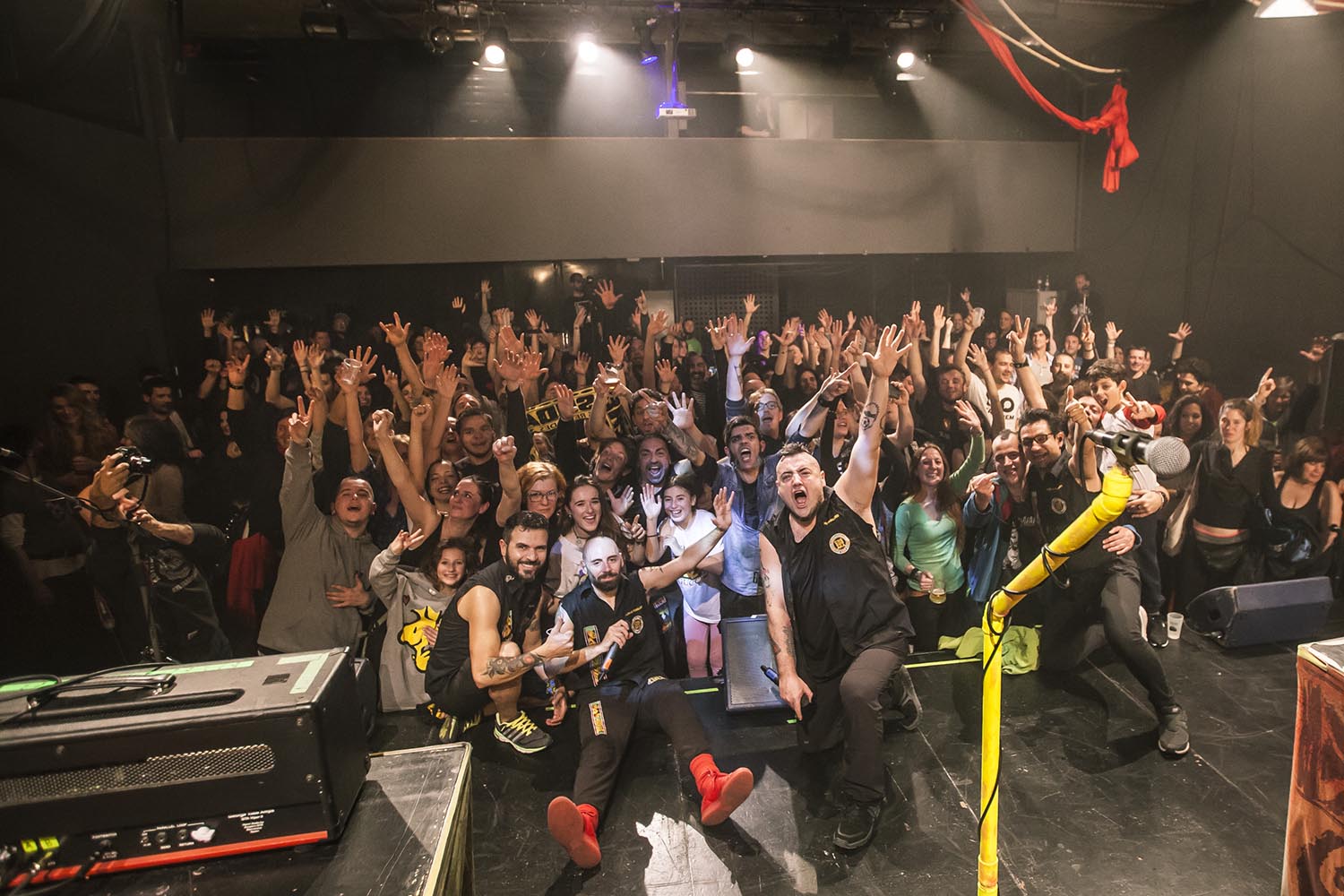 OTROS ESCENARIOS POSIBLES12/01/2019CONCIERTO GRUPO CHE SUDAKA EN ESPAI JOVE BOCA NORD DEL CARMEL BARCELONAVIDEO:  https://youtu.be/Is5EkOpNudoFOTO MARTI FRADERA