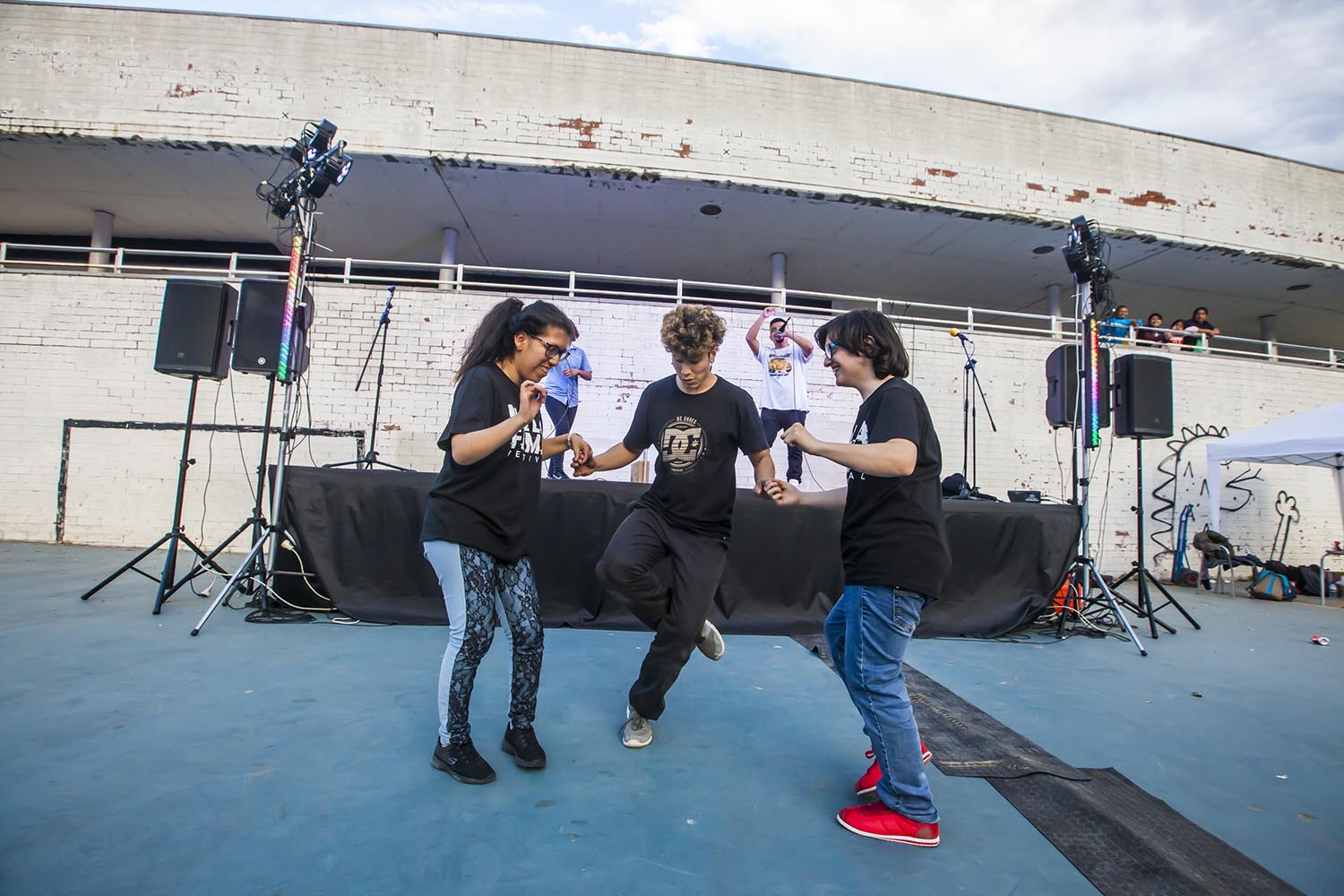 ICULT OTROS ESCENARIOS POSIBLES
10-05-2019
FESTIVAL MALA FAMA
JOVENES RAPEROS - SKATERS - GRAFITEROS EN EL BARRIO DE LA TRINITAT
PARC DE LA TRINITAT
FOTO MARTI FRADERA