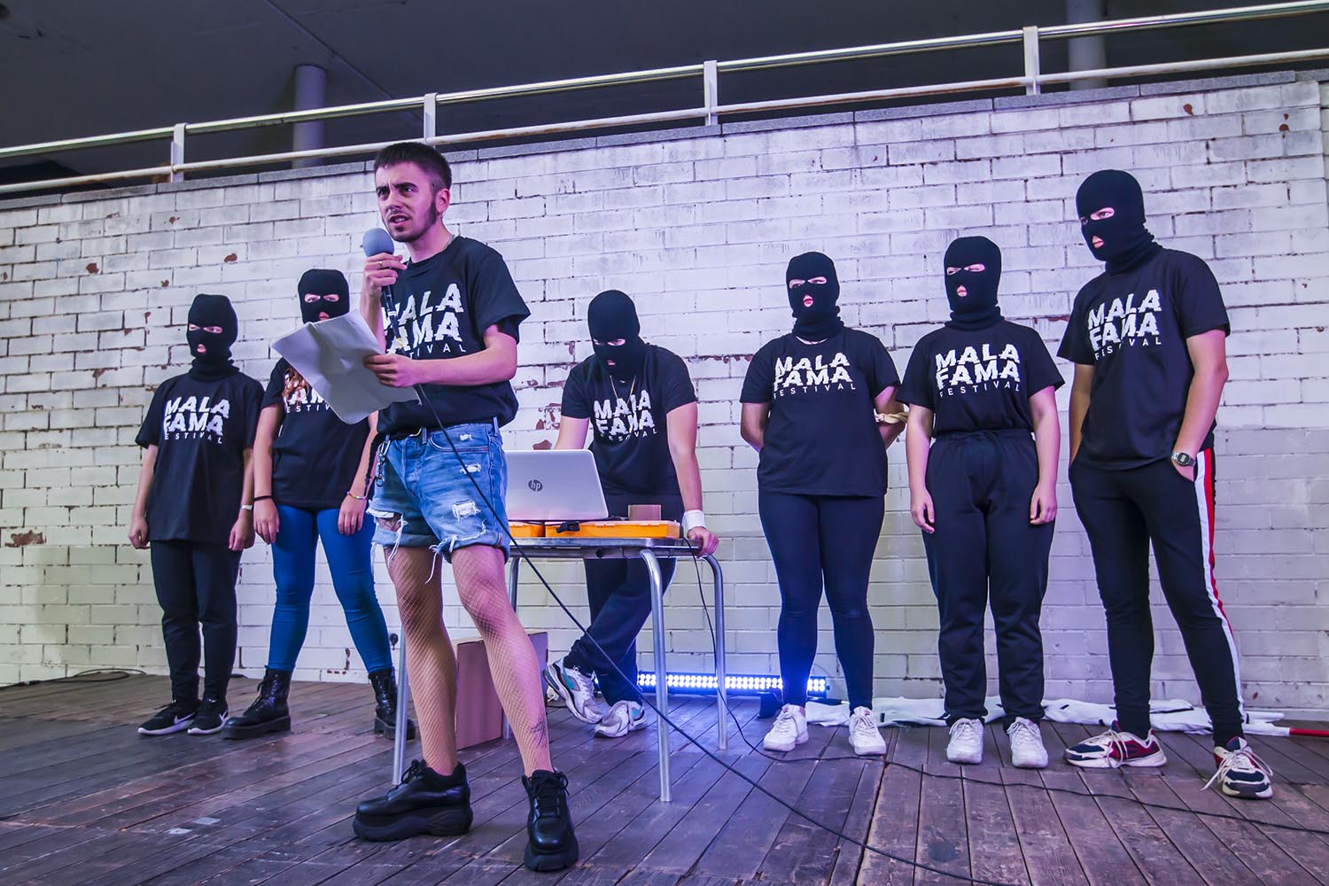 ICULT OTROS ESCENARIOS POSIBLES
10-05-2019
FESTIVAL MALA FAMA
JOVENES RAPEROS - SKATERS - GRAFITEROS EN EL BARRIO DE LA TRINITAT
PARC DE LA TRINITAT
FOTO MARTI FRADERA