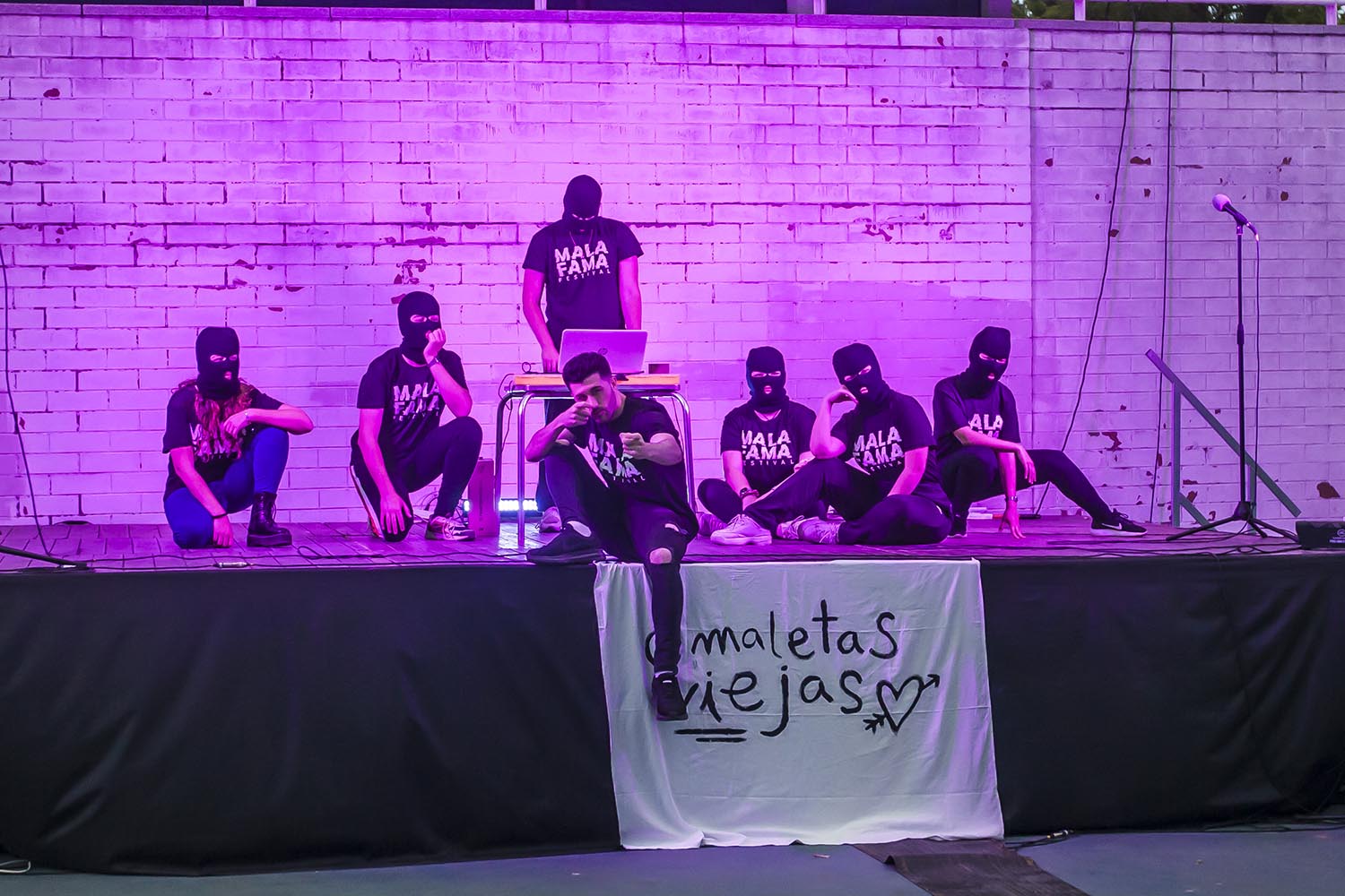 ICULT OTROS ESCENARIOS POSIBLES
10-05-2019
FESTIVAL MALA FAMA
JOVENES RAPEROS - SKATERS - GRAFITEROS EN EL BARRIO DE LA TRINITAT
PARC DE LA TRINITAT
FOTO MARTI FRADERA