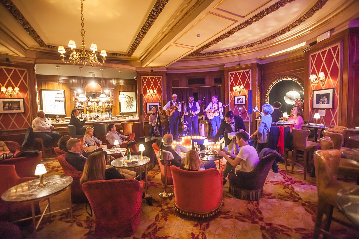 ICULT
OTROS ESCENARIOS POSIBLES
10-05-2019
ACTUACION RAY CUZA AND SEPTETO SAZONANDO EN EL BAR DEL HOTEL LE PALACE EN BARCELONA
FOTO MARTI FRADERA