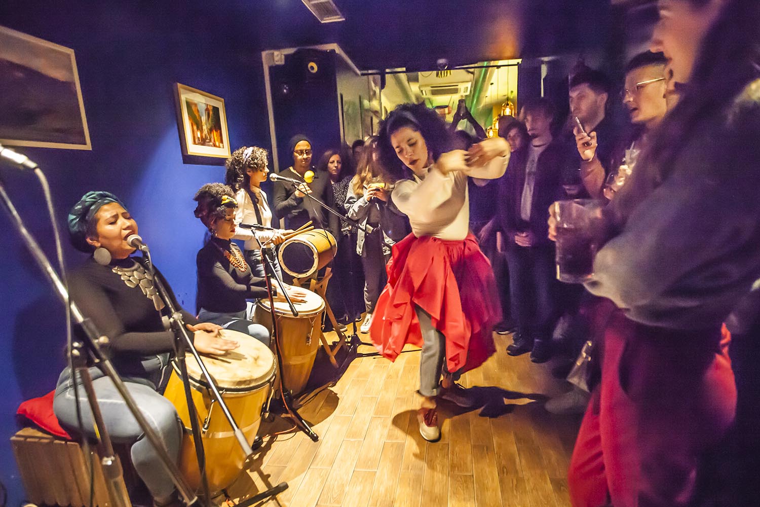 ICULT OTROS ESCENARIOS POSIBLES
09-03-2019
CONCIERTO DEL GRUPO DE PERCUSION PUERTORRIQUEÑA MANCHA ' E PLATANO EN EL BAR AGUANILE EN EL POBLE SEC BARCELONA
FOTO MARTI FRADERA